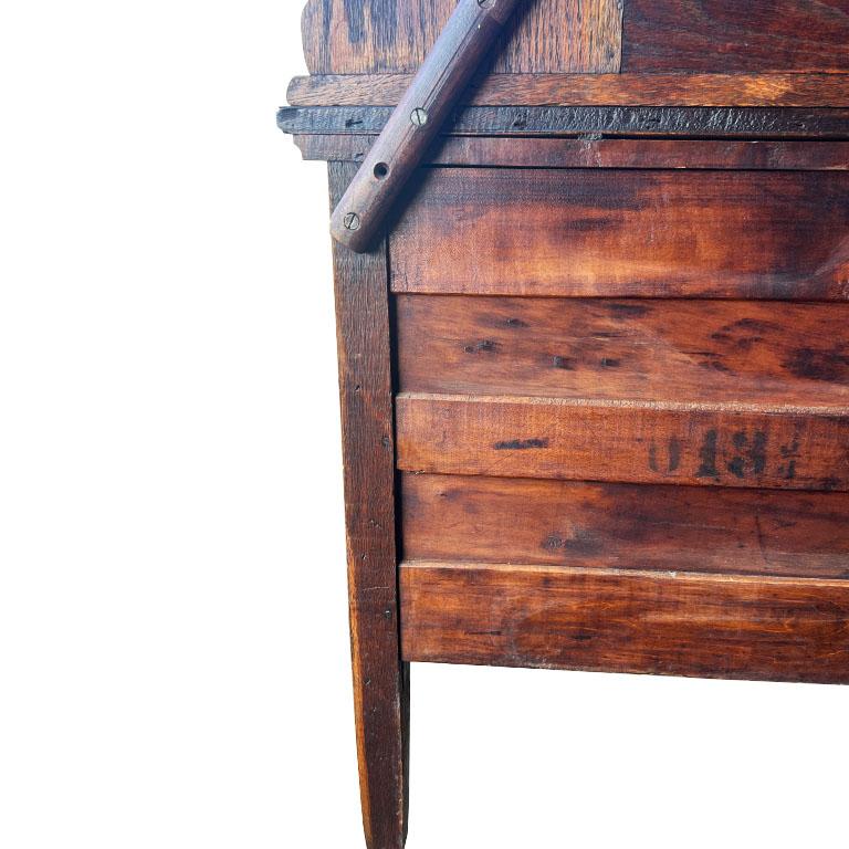 Métal Ancienne commode ou coiffeuse à 3 tiroirs en chêne tigré avec miroir ovale  en vente