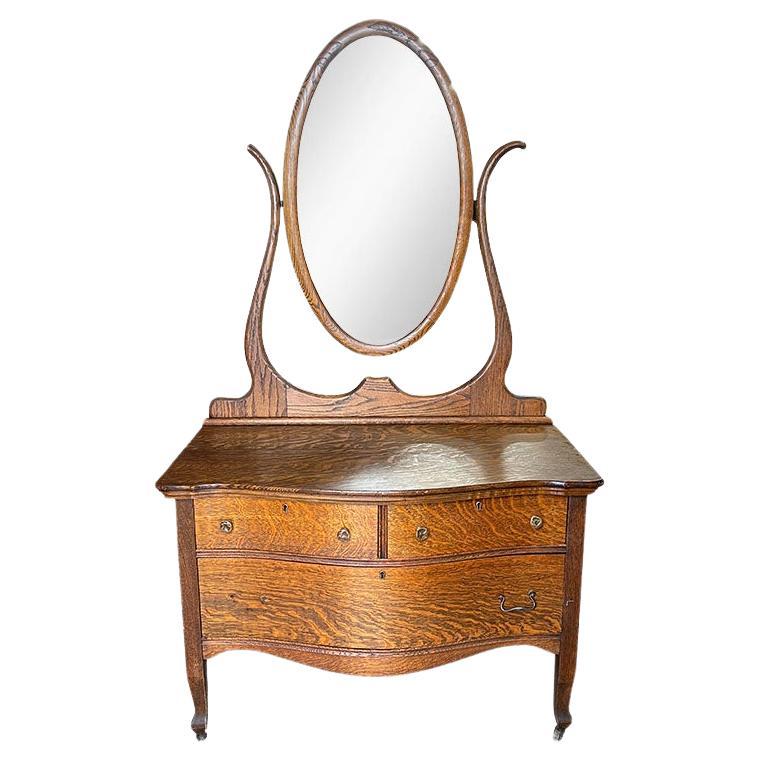 Ancienne commode ou coiffeuse à 3 tiroirs en chêne tigré avec miroir ovale 
