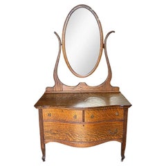 Ancienne commode ou coiffeuse à 3 tiroirs en chêne tigré avec miroir ovale 