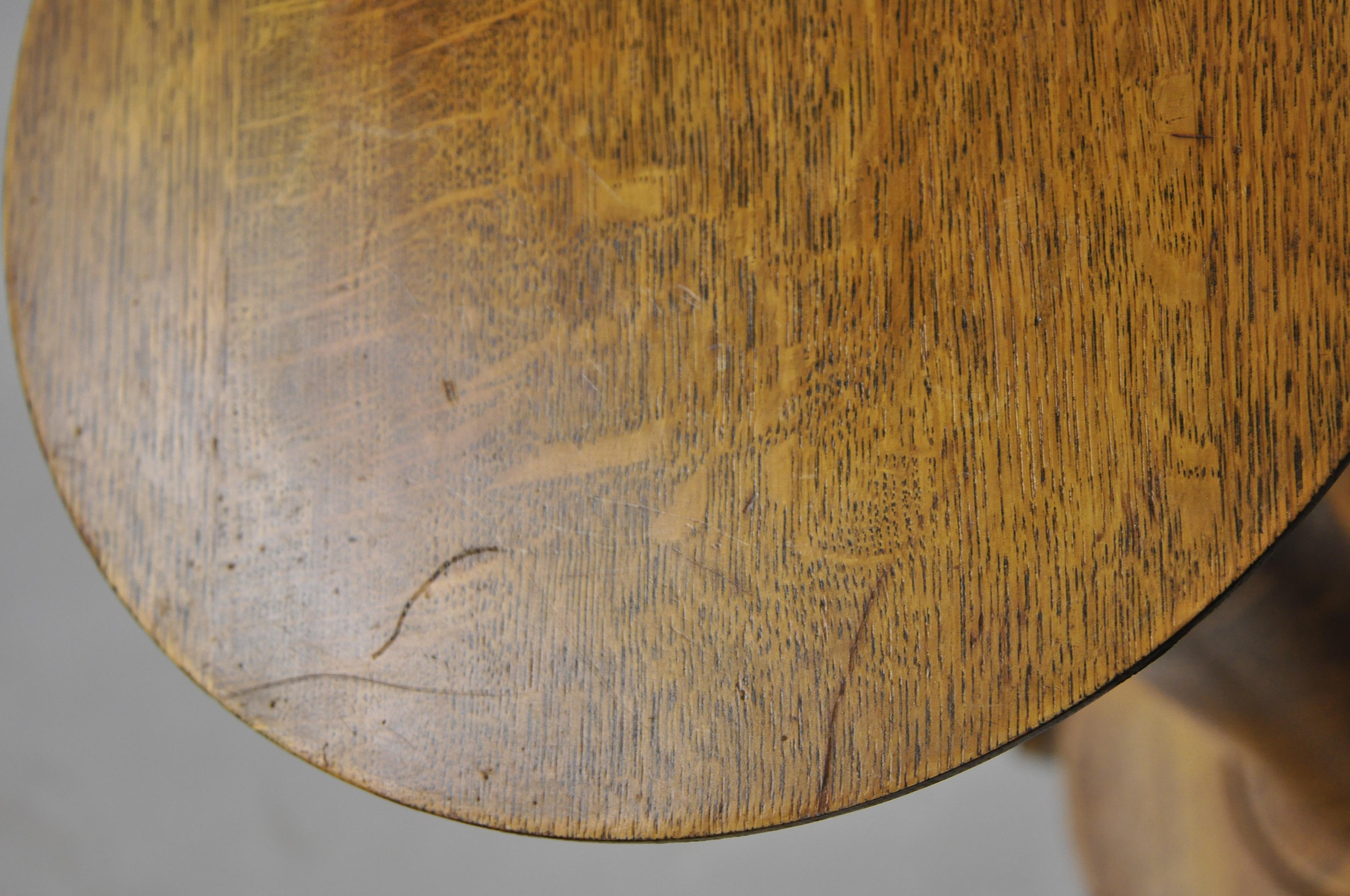 Antique Tiger Oak American Empire Round Column Pedestal Plant Stand In Good Condition In Philadelphia, PA