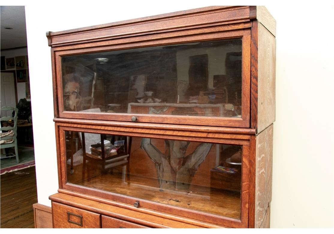 Américain Bibliothèque à barrières anciennes en chêne tigré par Wabash Cabinet Company  en vente