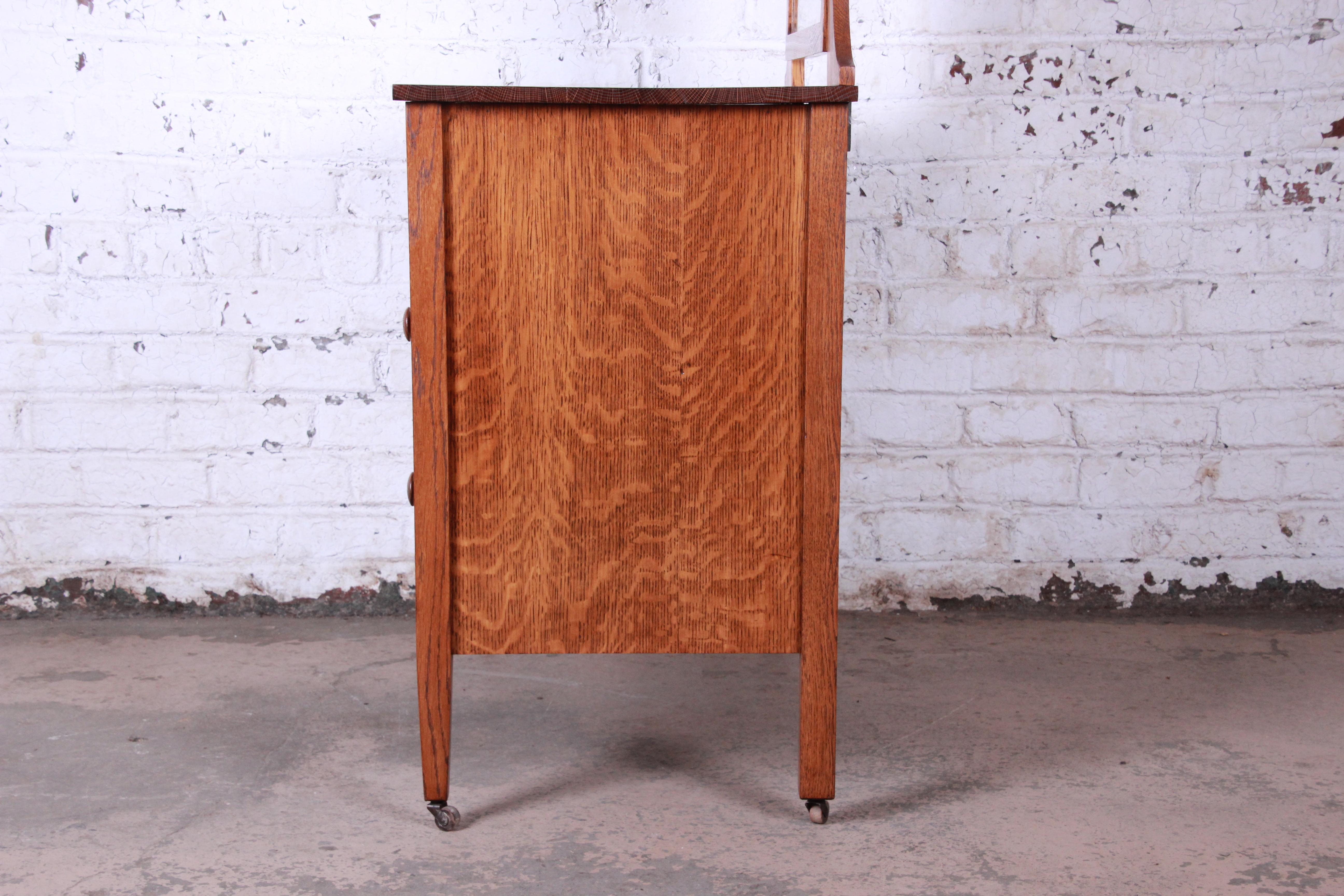 Gustav Stickley Stil Tiger Eiche Kommode mit Schwingspiegel:: um 1900 5