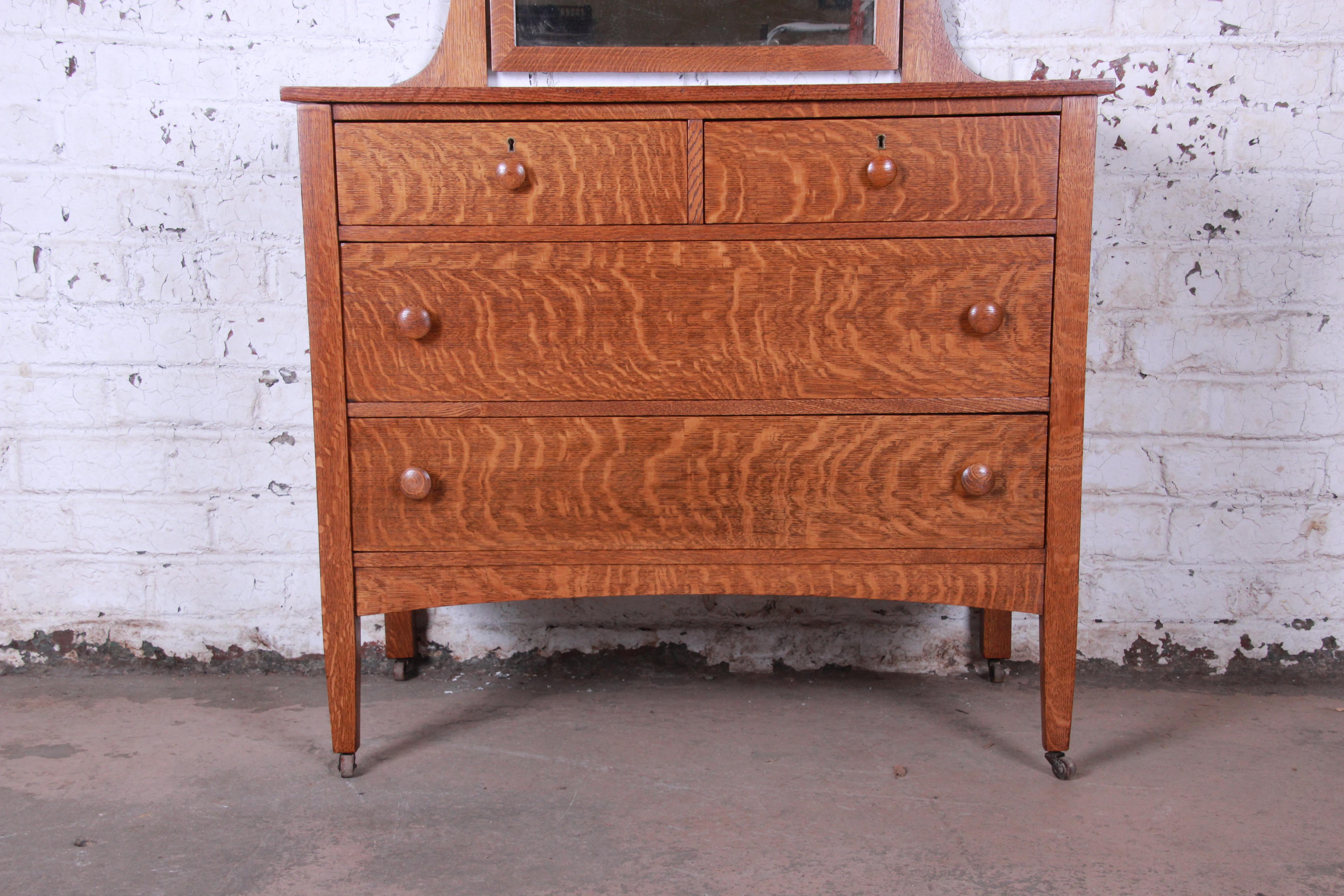 Gustav Stickley Stil Tiger Eiche Kommode mit Schwingspiegel:: um 1900 (Arts and Crafts)