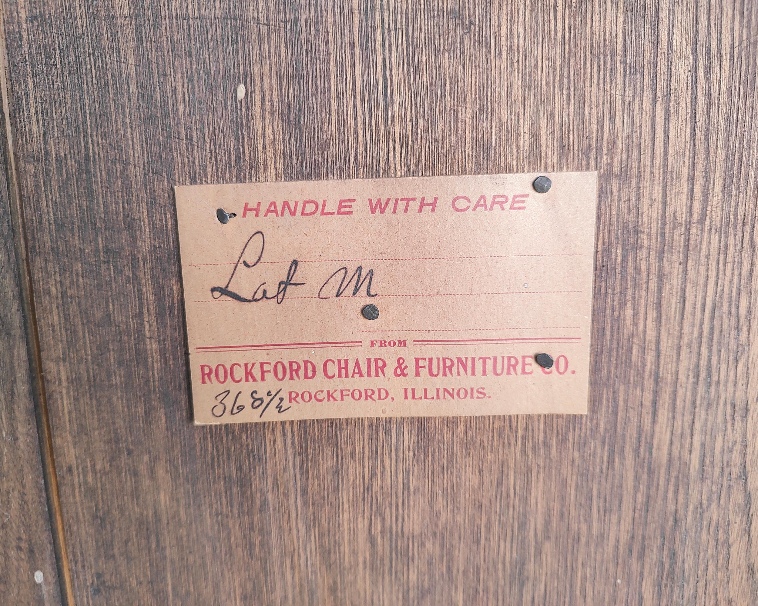 Meuble de rangement curio ancien en chêne tigré par Rockford Chair & Furniture Co. en vente 3