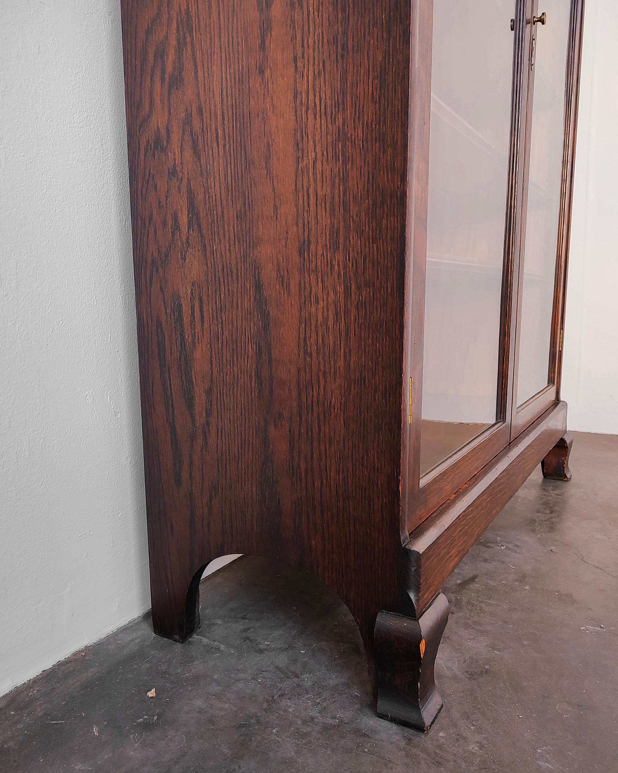Antiker Tiger-Eiche-Glas-Kurio-Schrank von Rockford Chair & Furniture Co. (Amerikanische Klassik) im Angebot