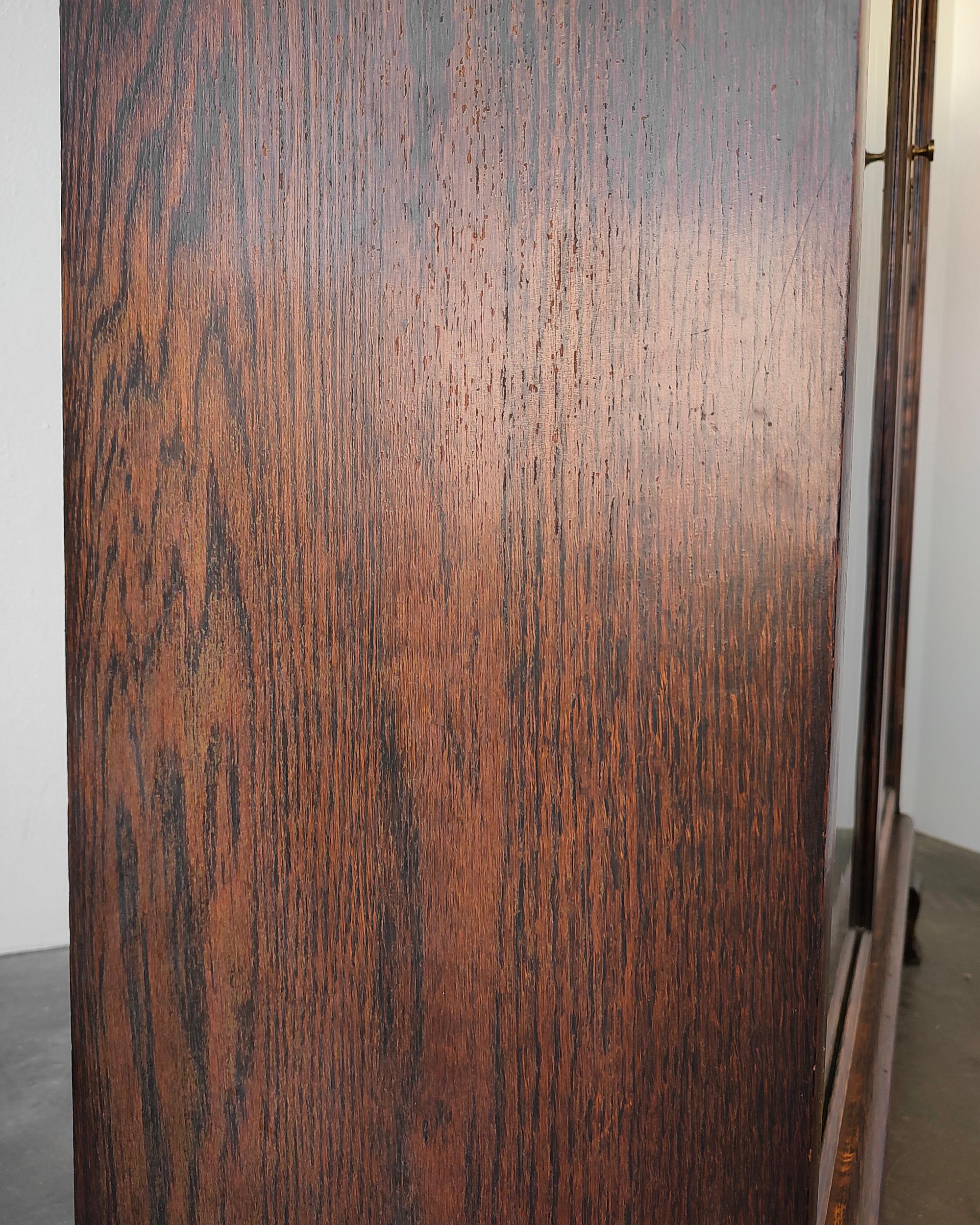 Verre Meuble de rangement curio ancien en chêne tigré par Rockford Chair & Furniture Co. en vente