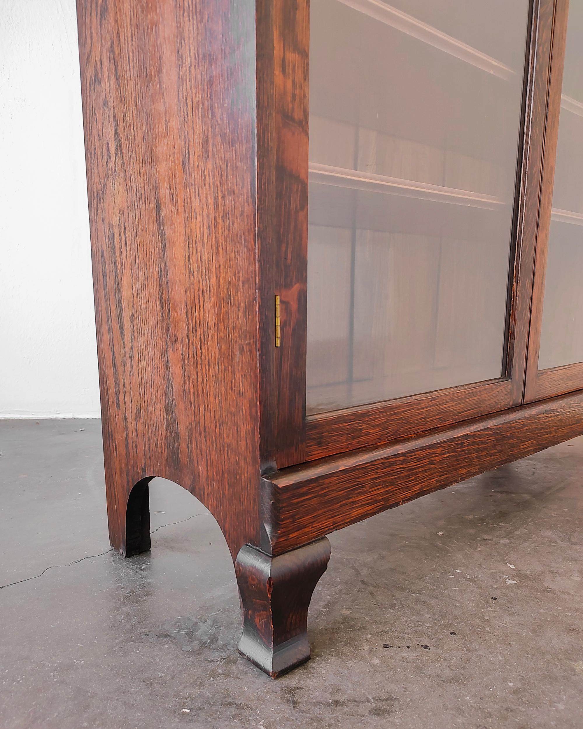 Antiker Tiger-Eiche-Glas-Kurio-Schrank von Rockford Chair & Furniture Co. im Angebot 2