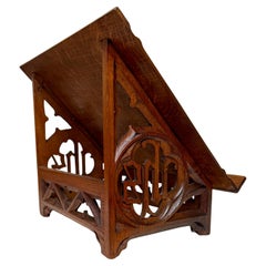 Antiguo atril bíblico gótico de roble tallado / atril para libros de iglesia con símbolos IHS