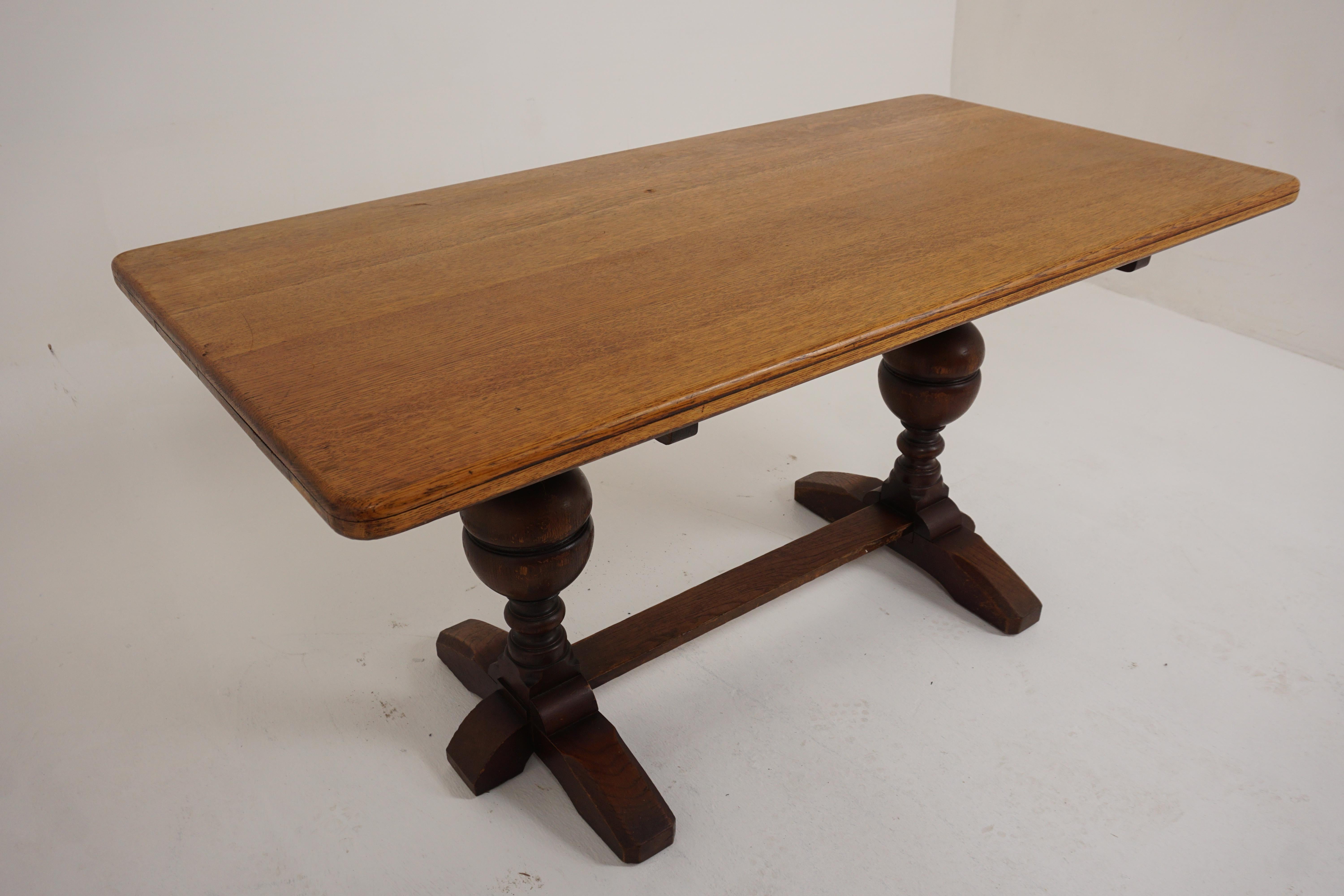 Antique Tiger Oak Refectory table, dining table, writing table, Scotland 1920, B2580

Scotland 1920
Solid oak
Original Finish
Rectangular moulded top with rounded ends
Standing on a pair of bulbous legs
Connected by a thick stretcher
In very