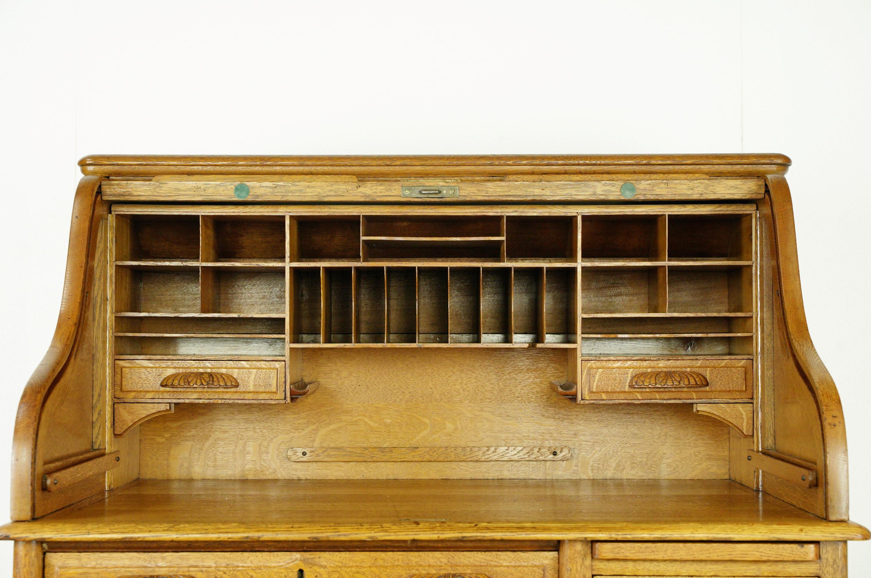 Antique Tiger Oak Roll Top Desk with Secret Drawers In Good Condition For Sale In New York, NY