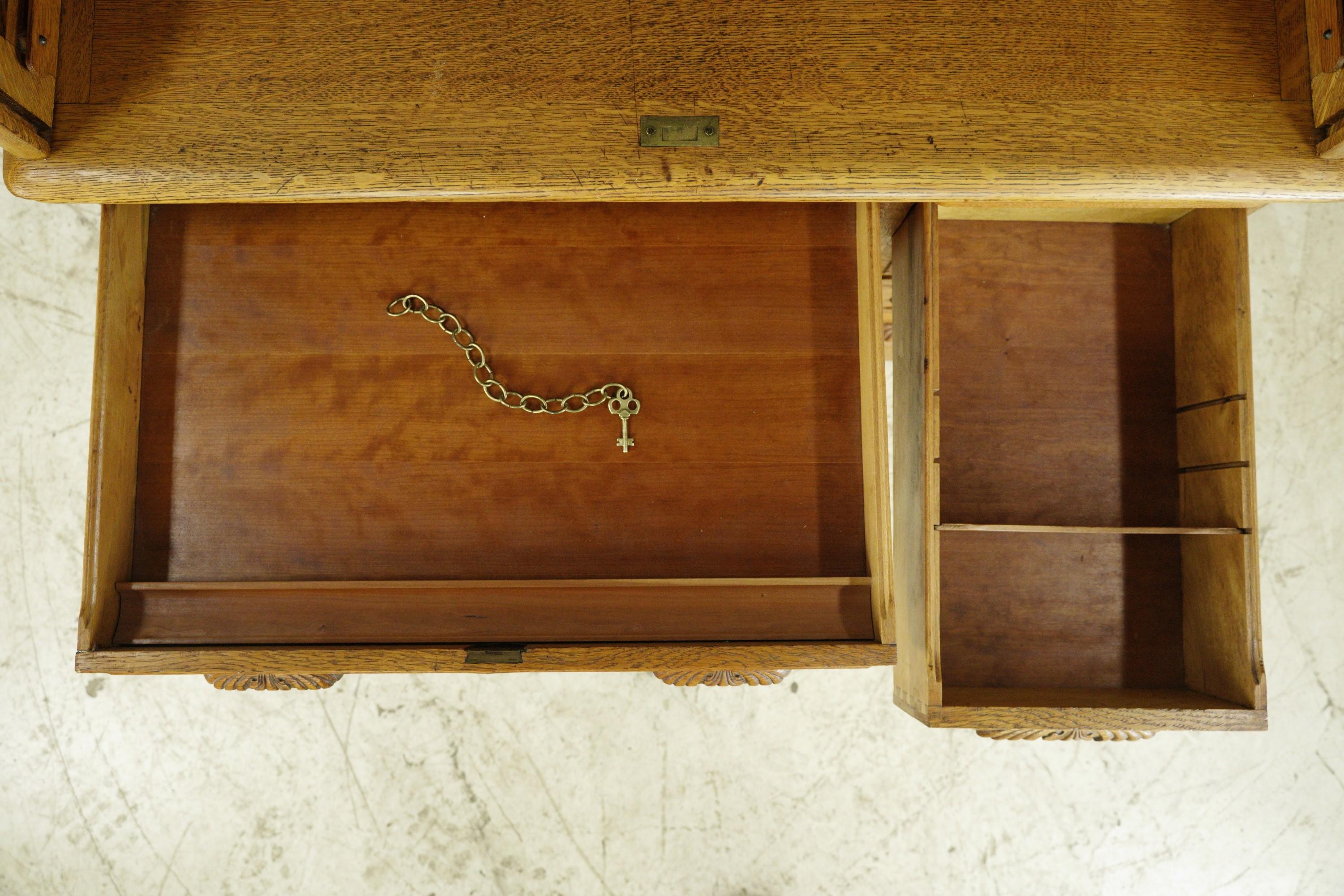20ième siècle Bureau ancien en chêne tigré avec tiroirs secrets en vente