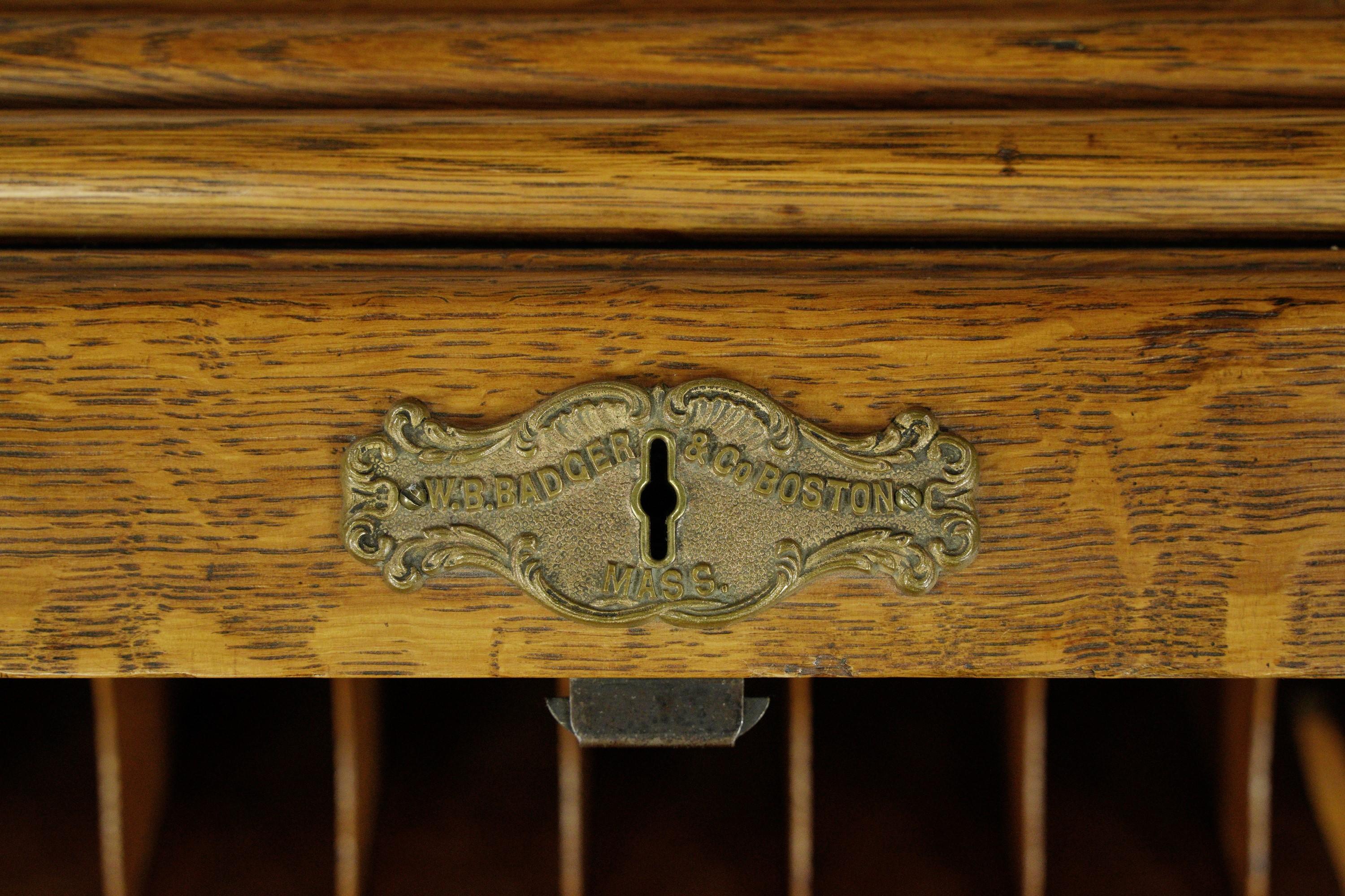 Chêne Bureau ancien en chêne tigré avec tiroirs secrets en vente