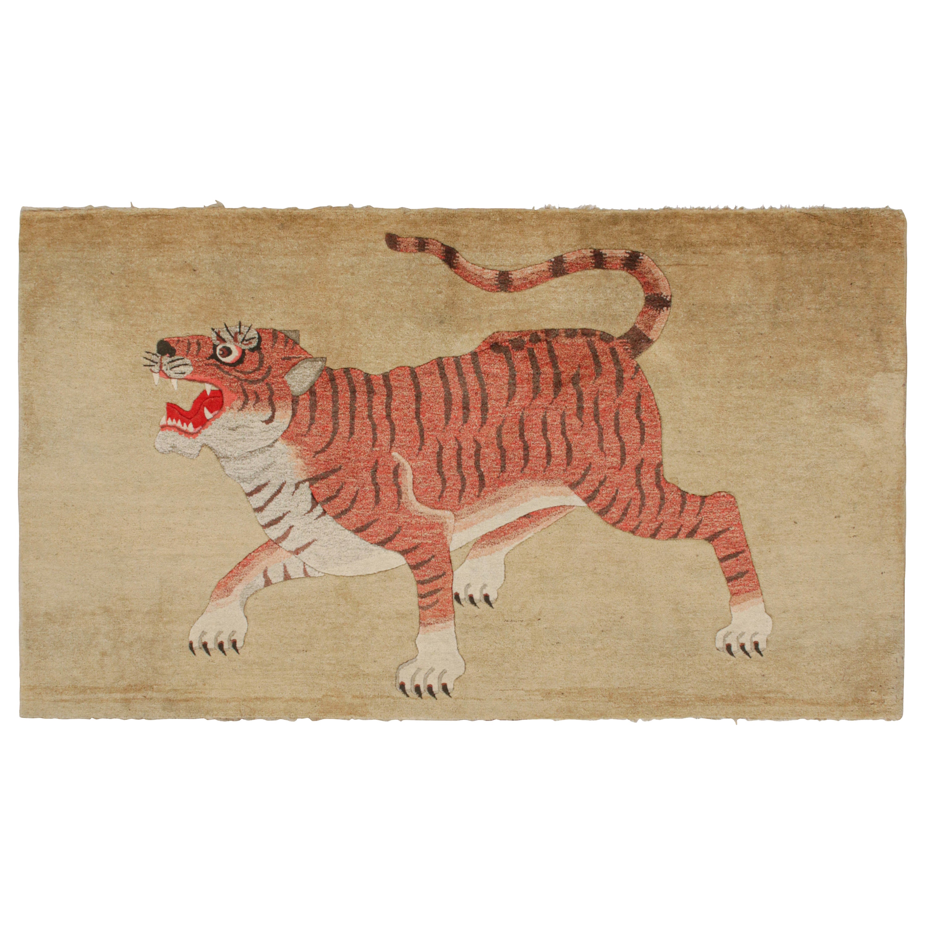 Tappeto antico Tiger Runner di colore beige-marrone con immagini rosse, da Rug & Kilim