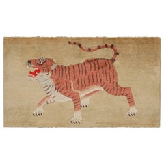 Tappeto antico Tiger Runner di colore beige-marrone con immagini rosse, da Rug & Kilim