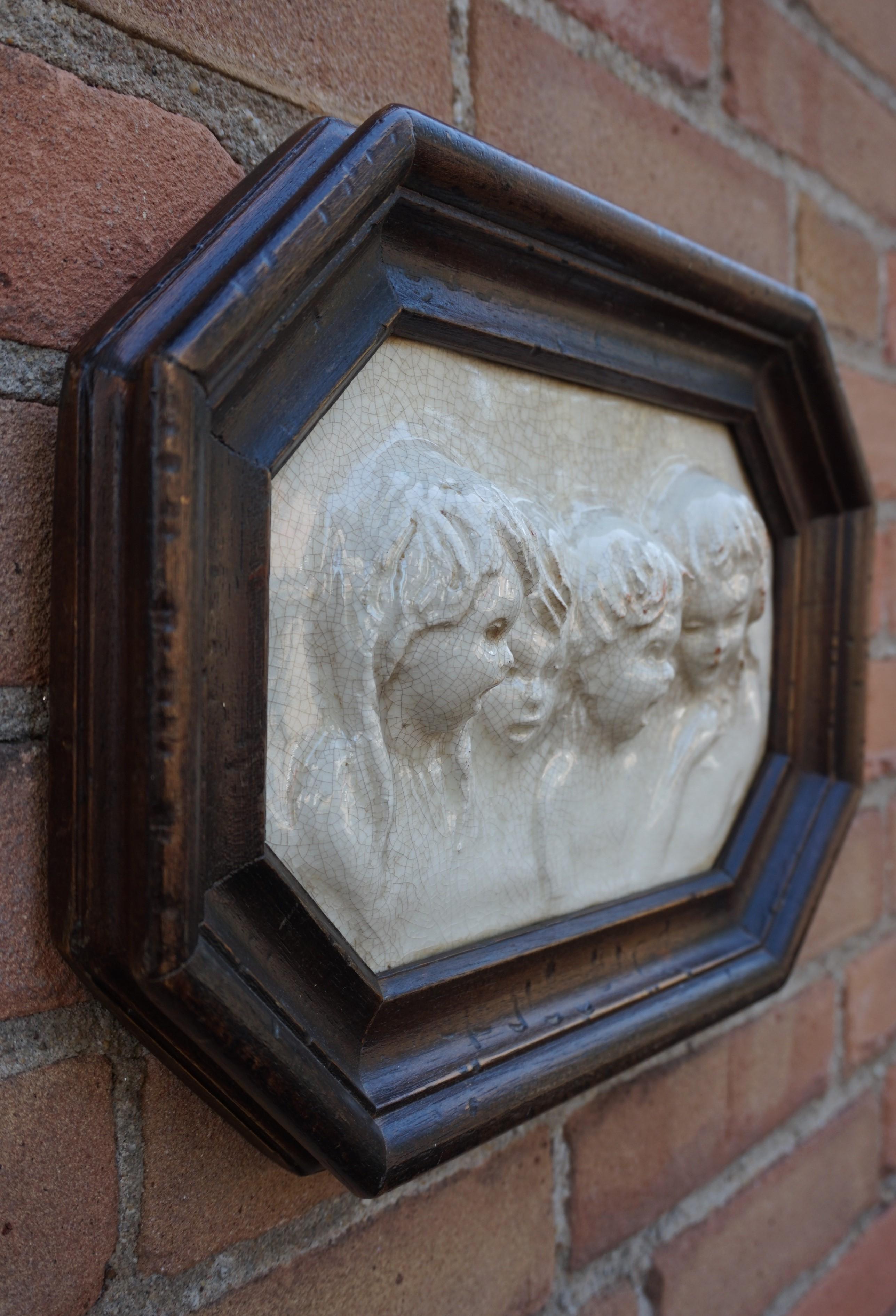 Antike Kachel im Rahmen mit lebhaften, singenden Angelic Children-Skulpturen in Relief im Angebot 2