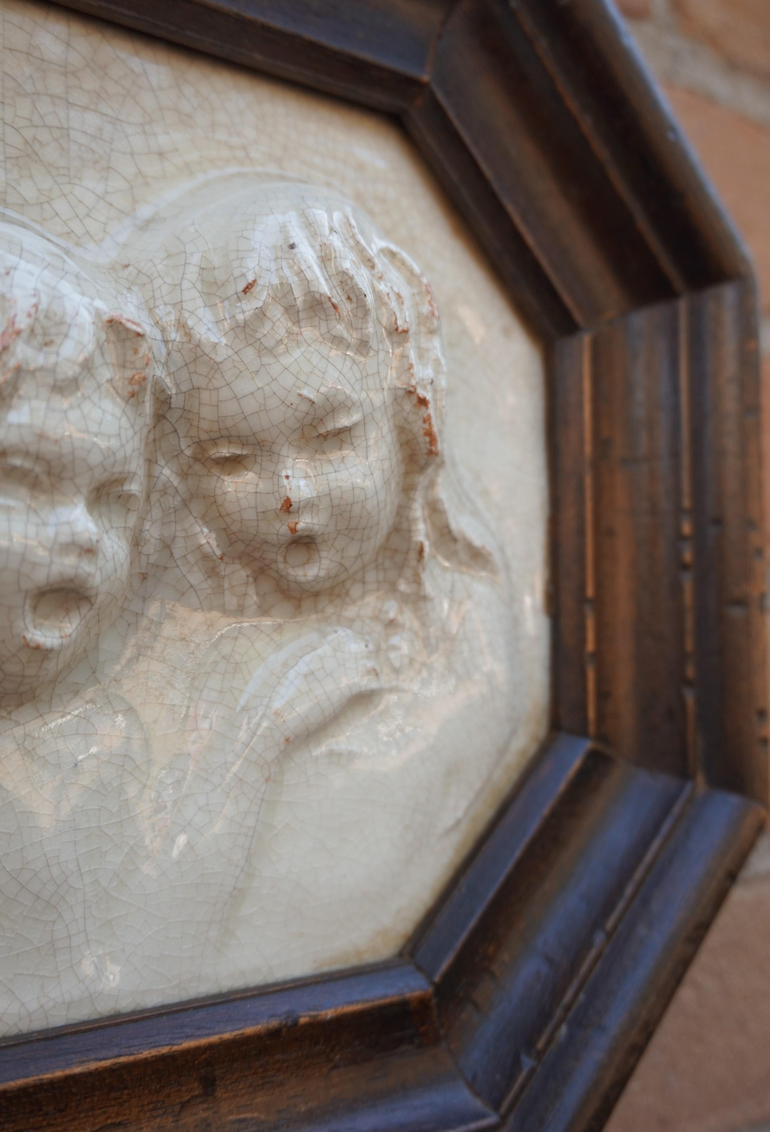 Antike Kachel im Rahmen mit lebhaften, singenden Angelic Children-Skulpturen in Relief im Angebot 3