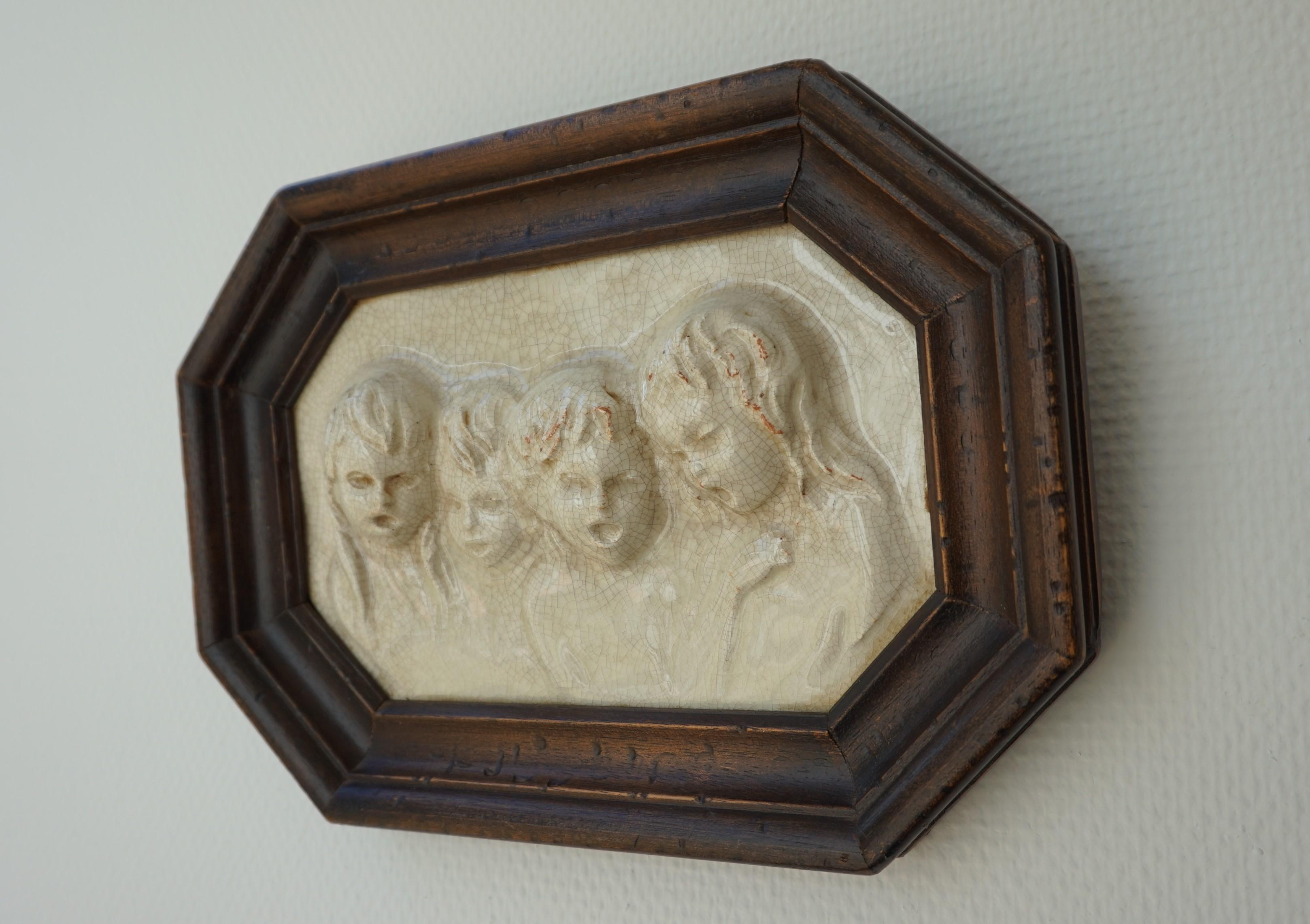 Antike Kachel im Rahmen mit lebhaften, singenden Angelic Children-Skulpturen in Relief im Angebot 6