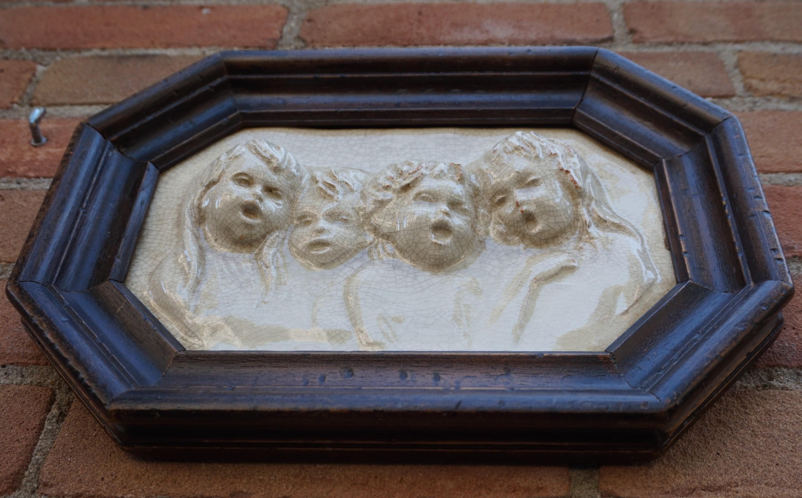 Antike Kachel im Rahmen mit lebhaften, singenden Angelic Children-Skulpturen in Relief (Arts and Crafts) im Angebot