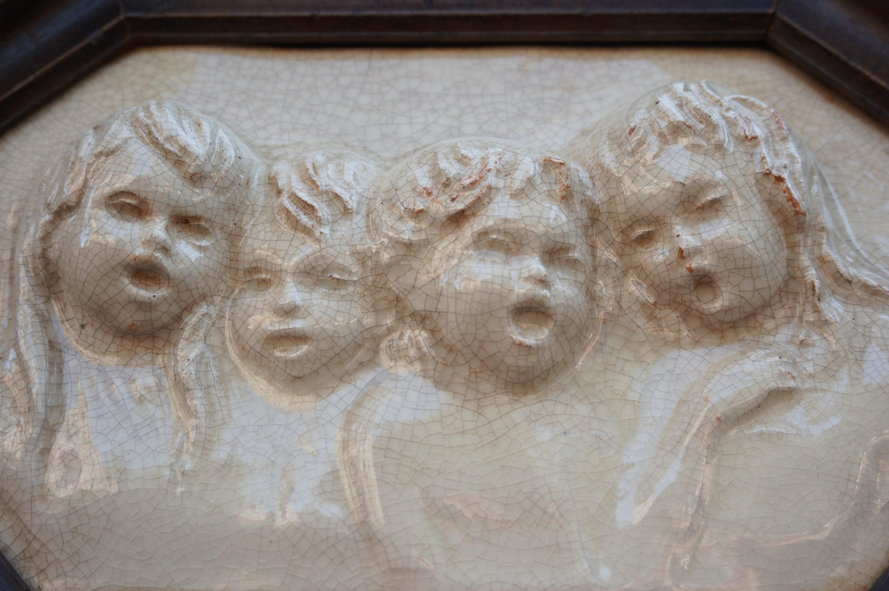 Antique Tile in Frame with Devout Singing Angelic Children Sculptures in Relief In Excellent Condition For Sale In Lisse, NL