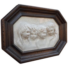 Antike Kachel im Rahmen mit lebhaften, singenden Angelic Children-Skulpturen in Relief