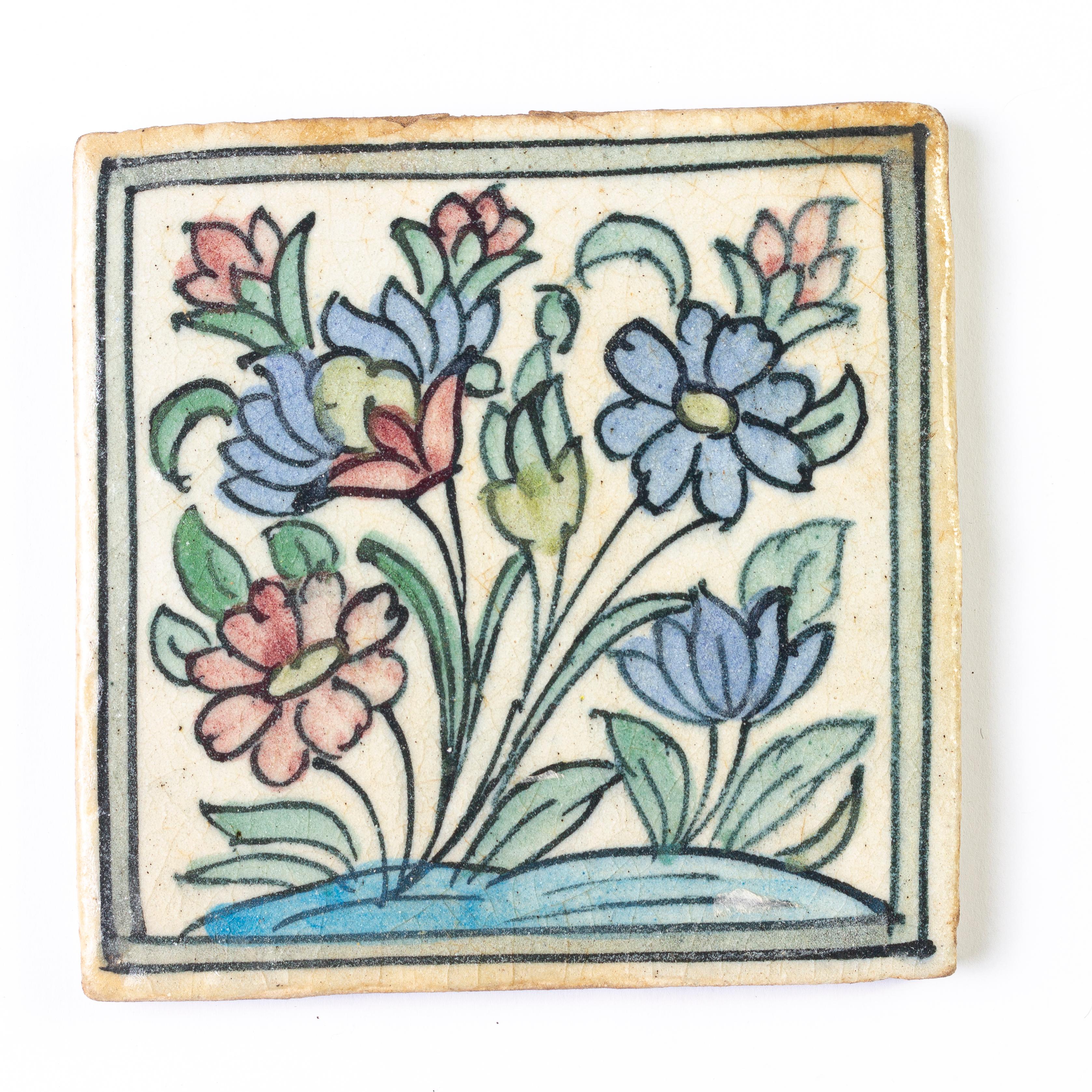Rarísimo conjunto de seis azulejos orientales con flores, completamente pintados a mano.
Piensa en cómo utilizarlos: en la pared del jardín, pero también para una cocina o un cuarto de baño.
¡Son tan bonitos y raros ! Mira también todos los
