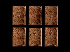 Antike Kacheln mit Sonnen- und Asbtract-Dekor