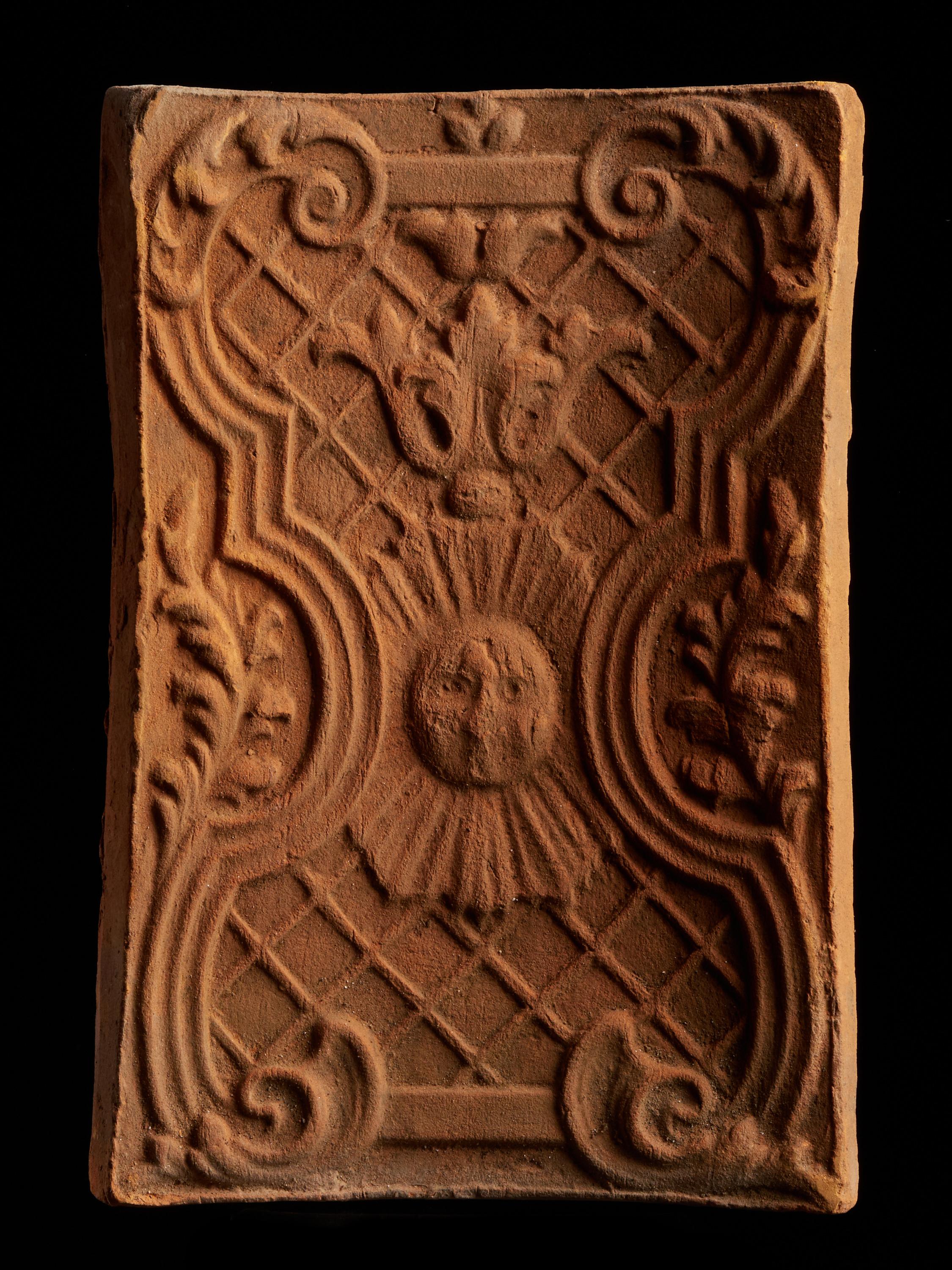 Poterie carreaux anciens avec décorations de soleil et d'asphaltes en vente