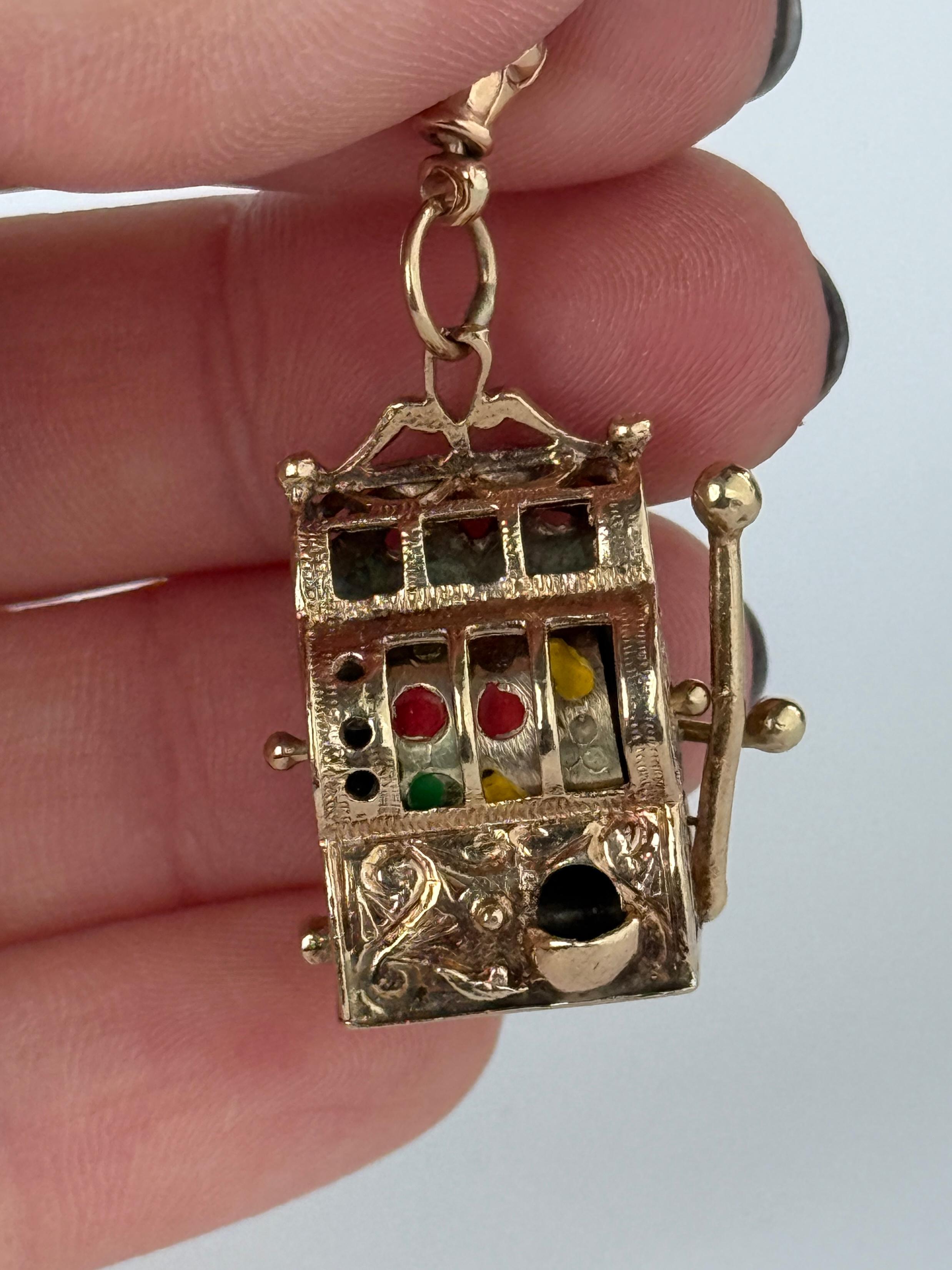 Este precioso amuleto está modelado en oro de 9 quilates y se mueve exactamente como debería. Una pieza muy divertida para añadir a la colección.

Altura: 25 mm
Altura con cierre: 44 mm
Anchura: 17 mm

Peso: 10.9 g