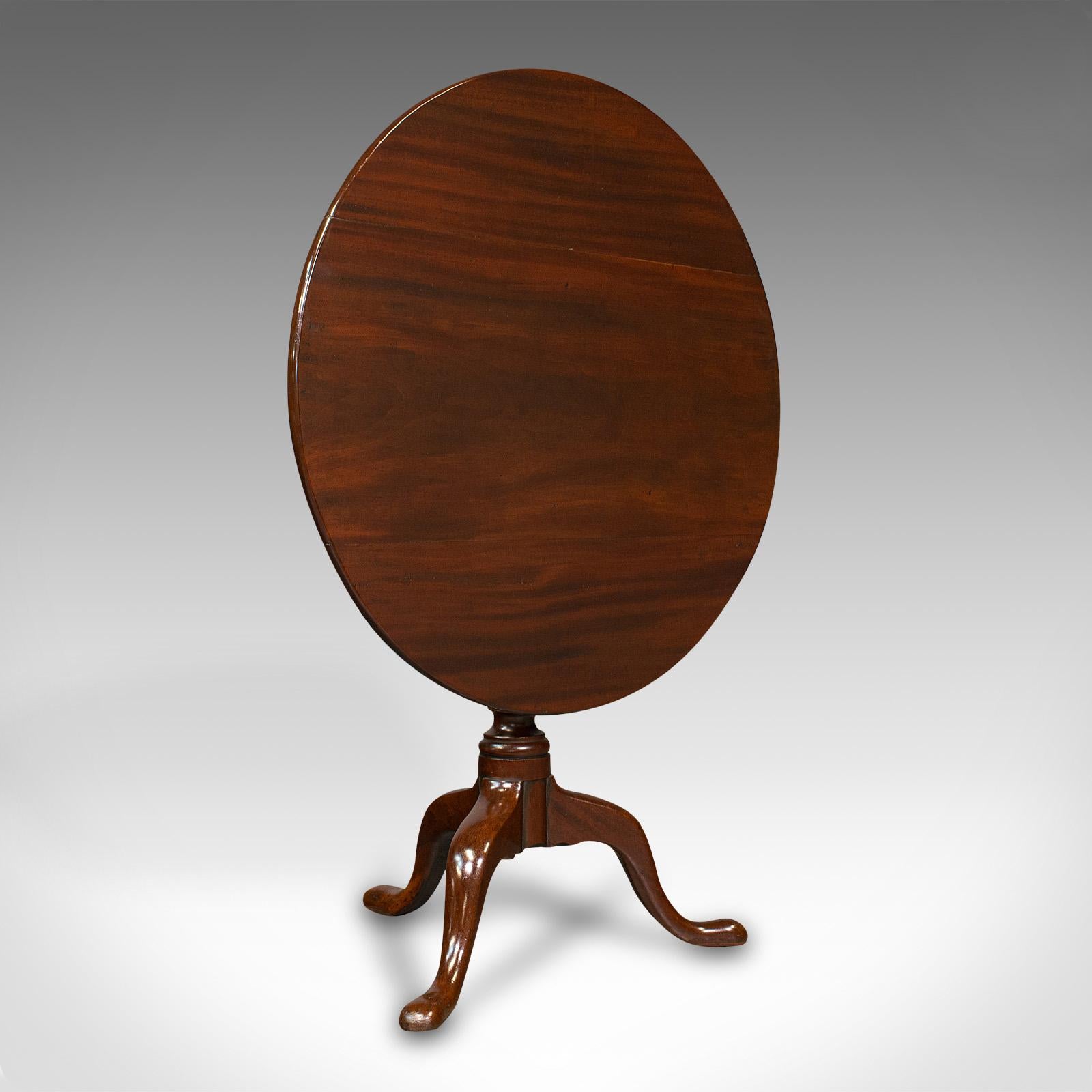 This is an antique tilt top occasional table. An English, mahogany side or lamp table, dating to the Georgian period, circa 1800.

Beautifully presented Georgian table
Displays a desirable aged patina and in good order
Quality stocks show fine