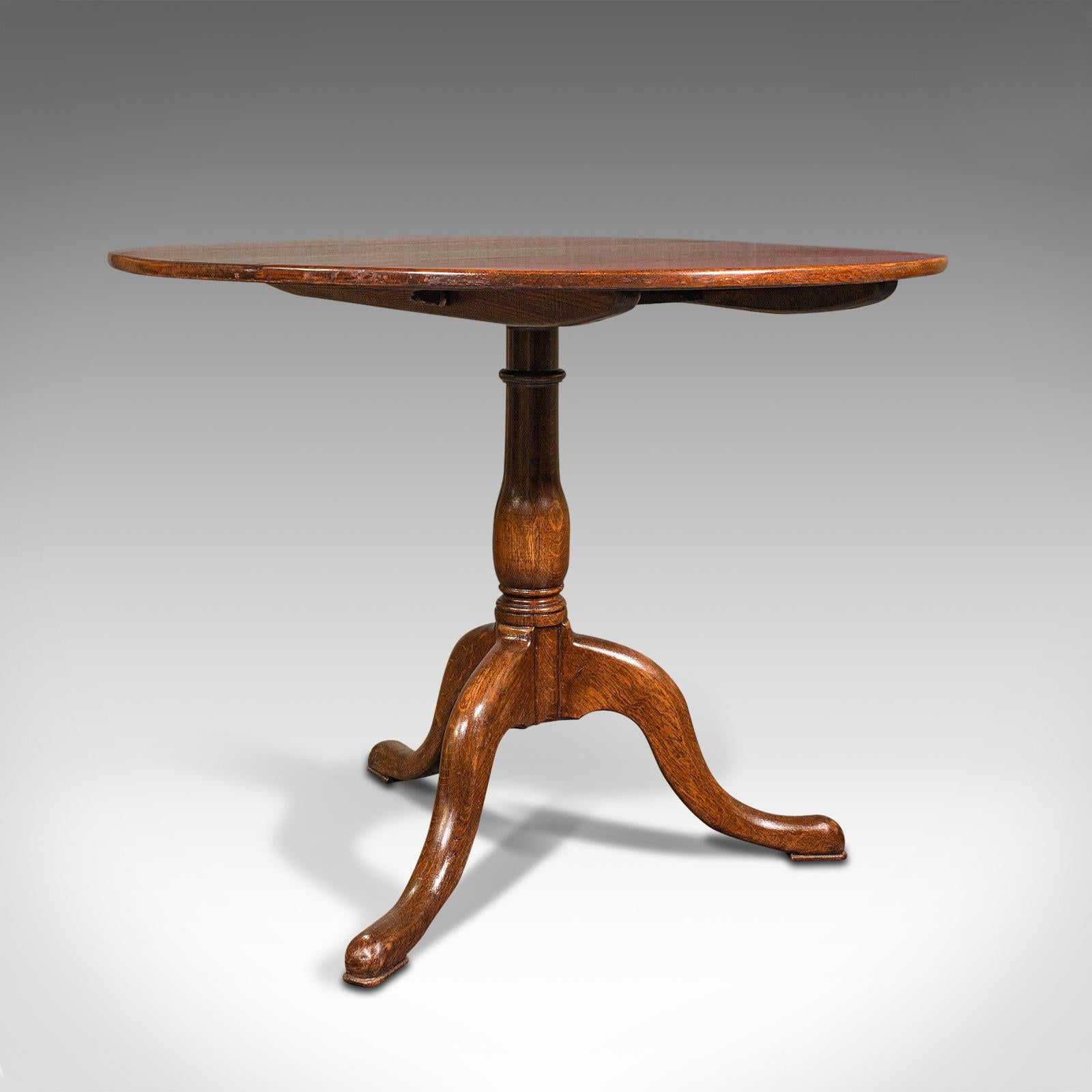 This is an antique tilt top side table. An English, oak occasional or lamp table, dating to the Georgian period, circa 1760.

Enticing Georgian antique appeal and attractive presentation
Displays a desirable aged patina and in good