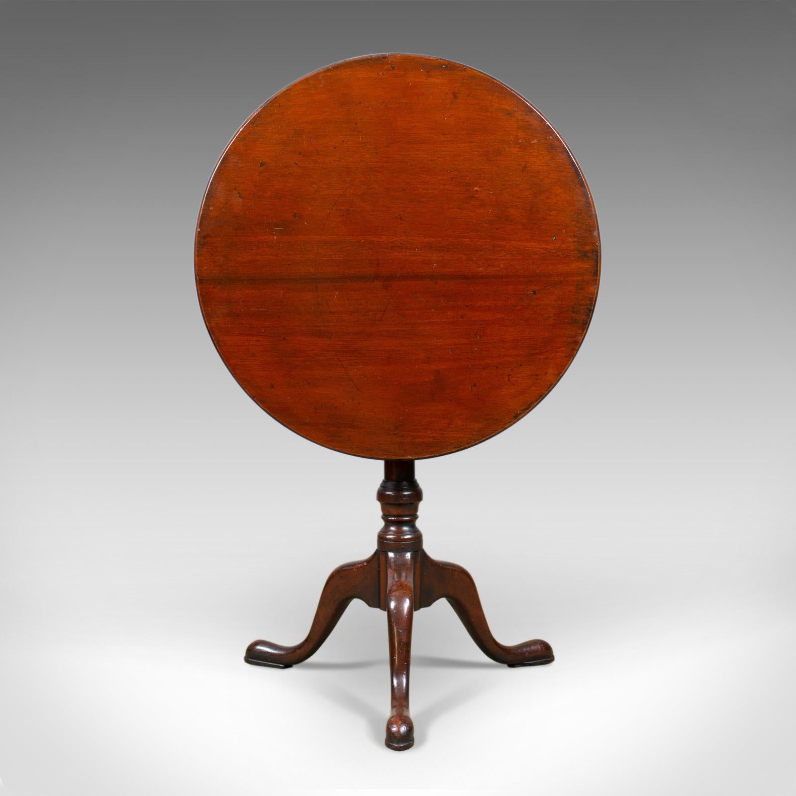 This is an antique tilt-top side table. An English, Georgian, mahogany wine table dating to the early 19th century, circa 1800.

Appealing patina and grain interest in the select mahogany
Good colour depth shining through the wax polished