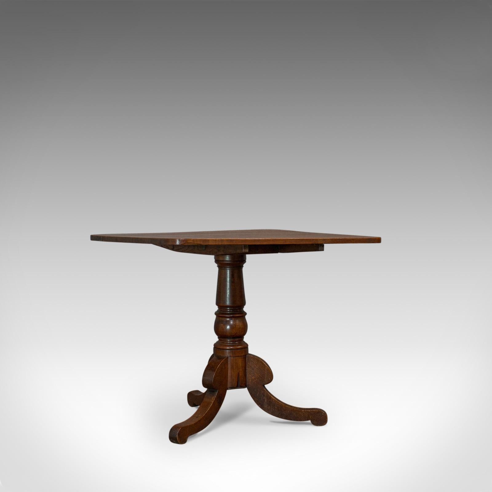 This is an antique tilt-top table. An English, Victorian, oak side, lamp or card table dating to the mid-19th century, circa 1850.

Select oak with consistent colour and tone, and a desirable aged patina
Appealing grain interest displaying wisps