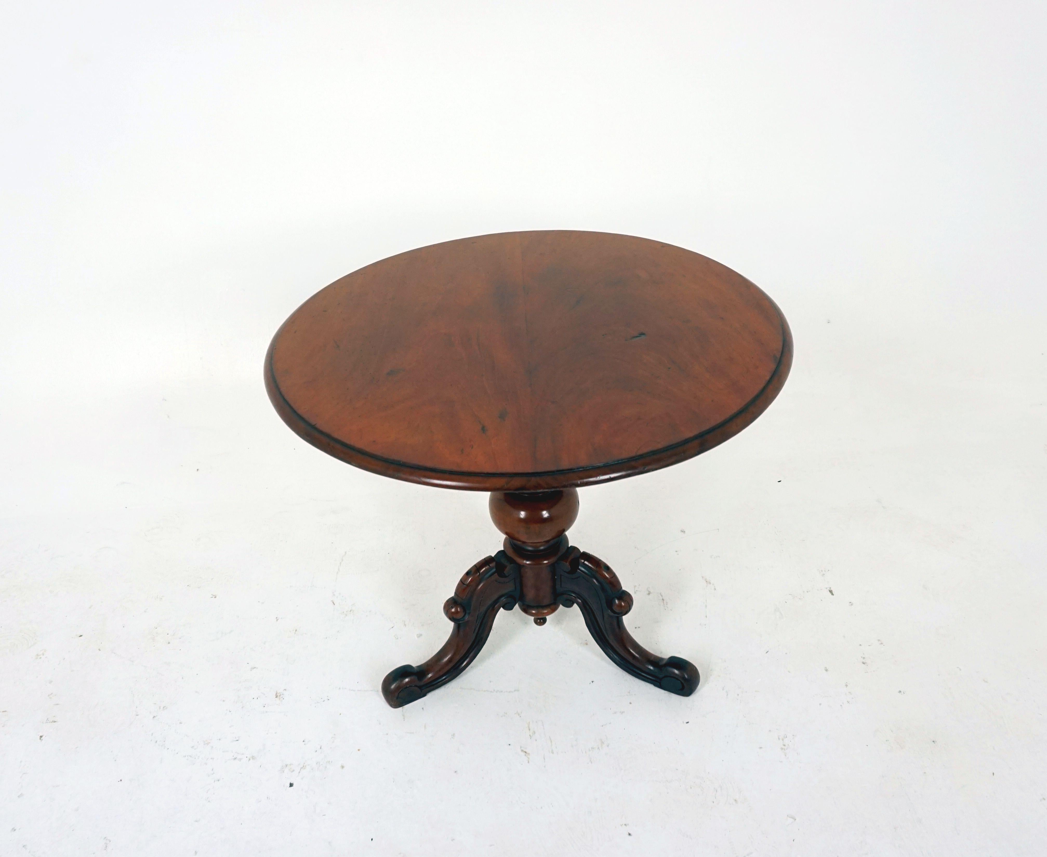 Antique tilt-top table, Victorian walnut breakfast table with circular top, antique furniture, Scotland 1880, B1915

Scotland, 1880
Solid walnut
Original Finish
Circular top has a moulded edge
Stands on a beautiful turned central support
With