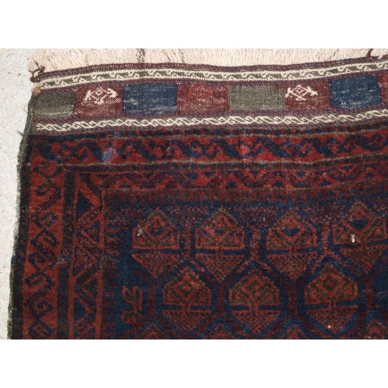 Antike Timuri-Belutschen-Taschenfront aus Westafghanistan. Die Vorderseite der Tasche ist im klassischen Timuri-Design gehalten.

Die Vorderseite der Tasche ist in der traditionellen Timuri-Farbpalette aus dunklem Indigoblau und sanftem Krapprot
