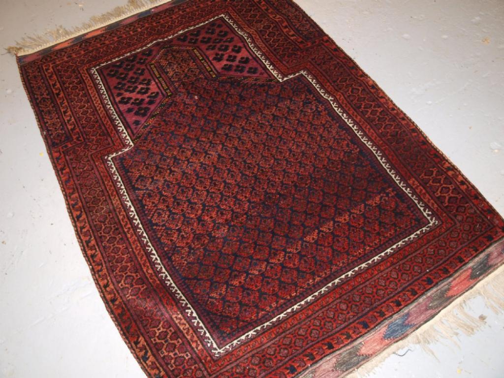 Tapis de prière ancien Timuri Baluch à motif Dokhtar-e-Qazi
Vers 1900/20

Le tapis est originaire de la région frontalière de l'Afghanistan occidental et de la Perse orientale.

Superbe couleur avec des bleus indigo et des rouges garance doux