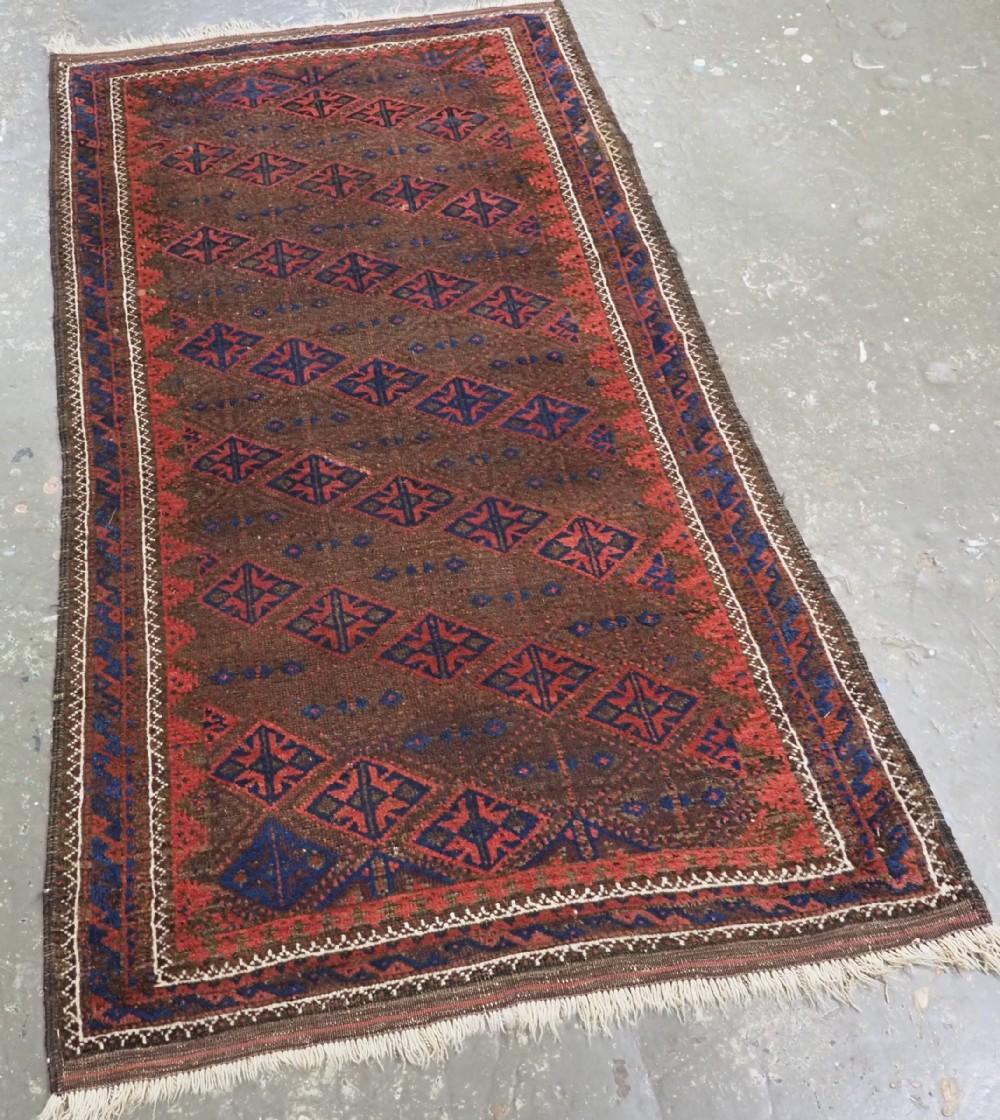 Antiker afghanischer Timuri-Belutschenteppich aus Westafghanistan mit turkmenisch inspiriertem Design
CIRCA 1880

Ein guter Timuri-Belutschen-Teppich aus West-Afghanistan mit sich wiederholenden diagonalen Reihen eines turkmenischen Musters Das
