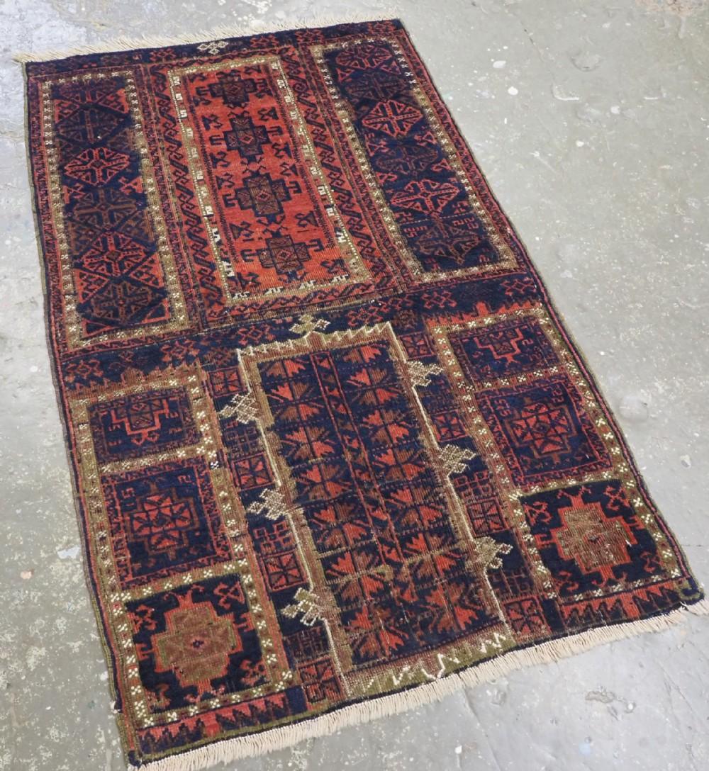 Antiker Belutsch-Teppich mit traditionellem Muster, das häufig sowohl bei Timuri als auch bei Yaqub Khani zu finden ist
CIRCA 1880

Ein sehr gefälliger Belutsch-Teppich mit einem sehr detaillierten Kompartiment-Muster mit Weidenblättern und