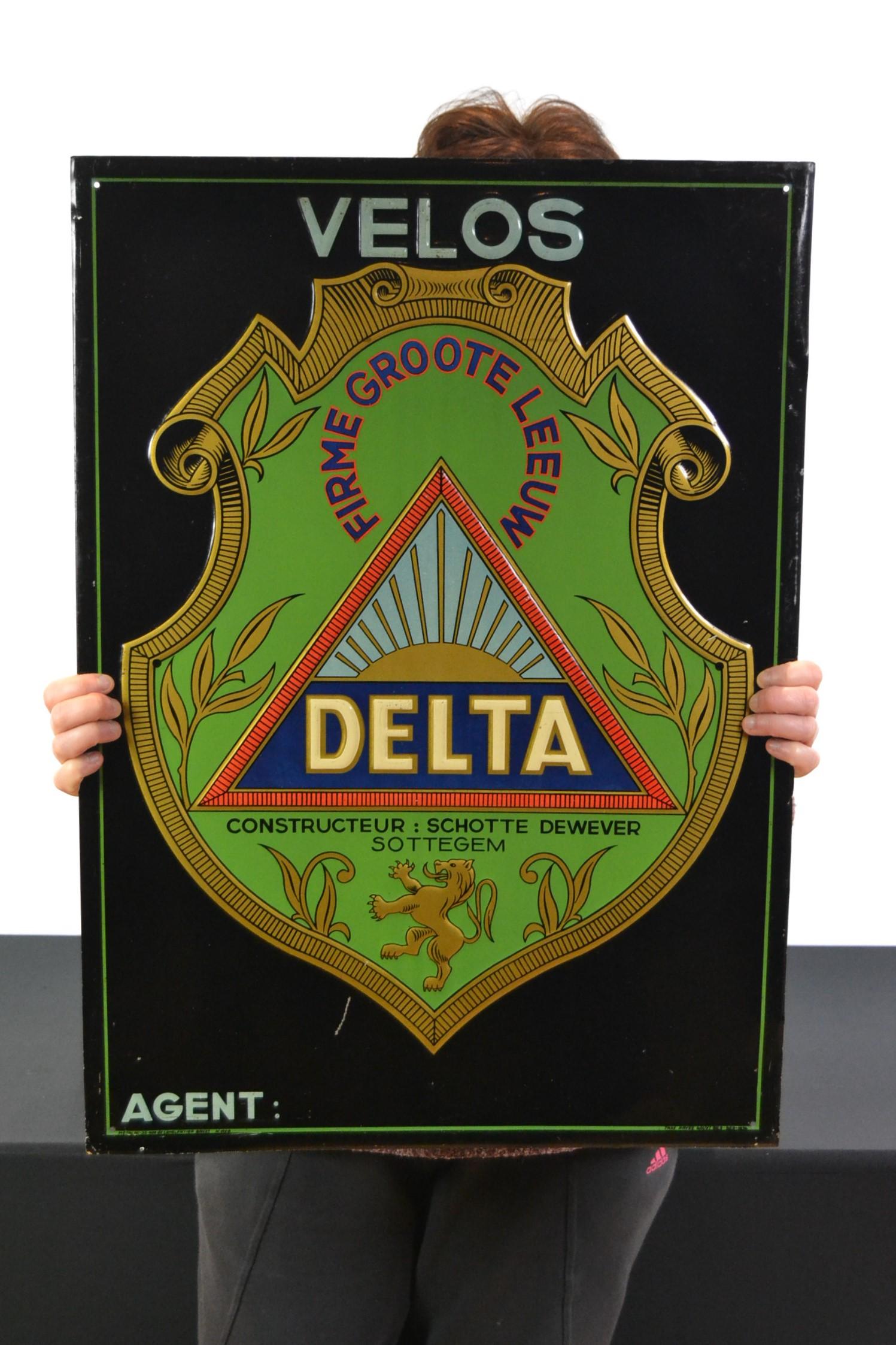 Großes Art-Déco-Zinn-Werbeschild für Fahrräder der belgischen Marke Delta. 
Dieses belgische Blechschild ist aus dem Jahr 1934. 
Es ist ein lithographisches Zinn Ladenschild - Agenturausstellungsschild - Plakatwand - Wandschild - altes