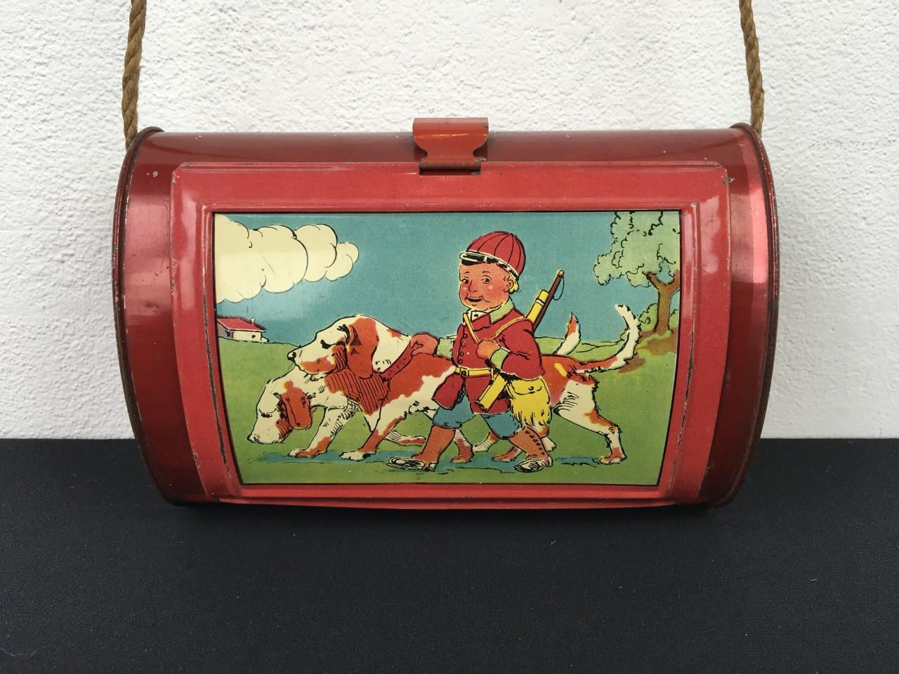 Antique botanize-barrel with a hunting boy and two large dogs. 
A red antique tin with a beautiful rounded and oval or cilinder shape with a lid and a string to wear around the neck. This lithographic tin box was made in Belgium. 

This beautiful