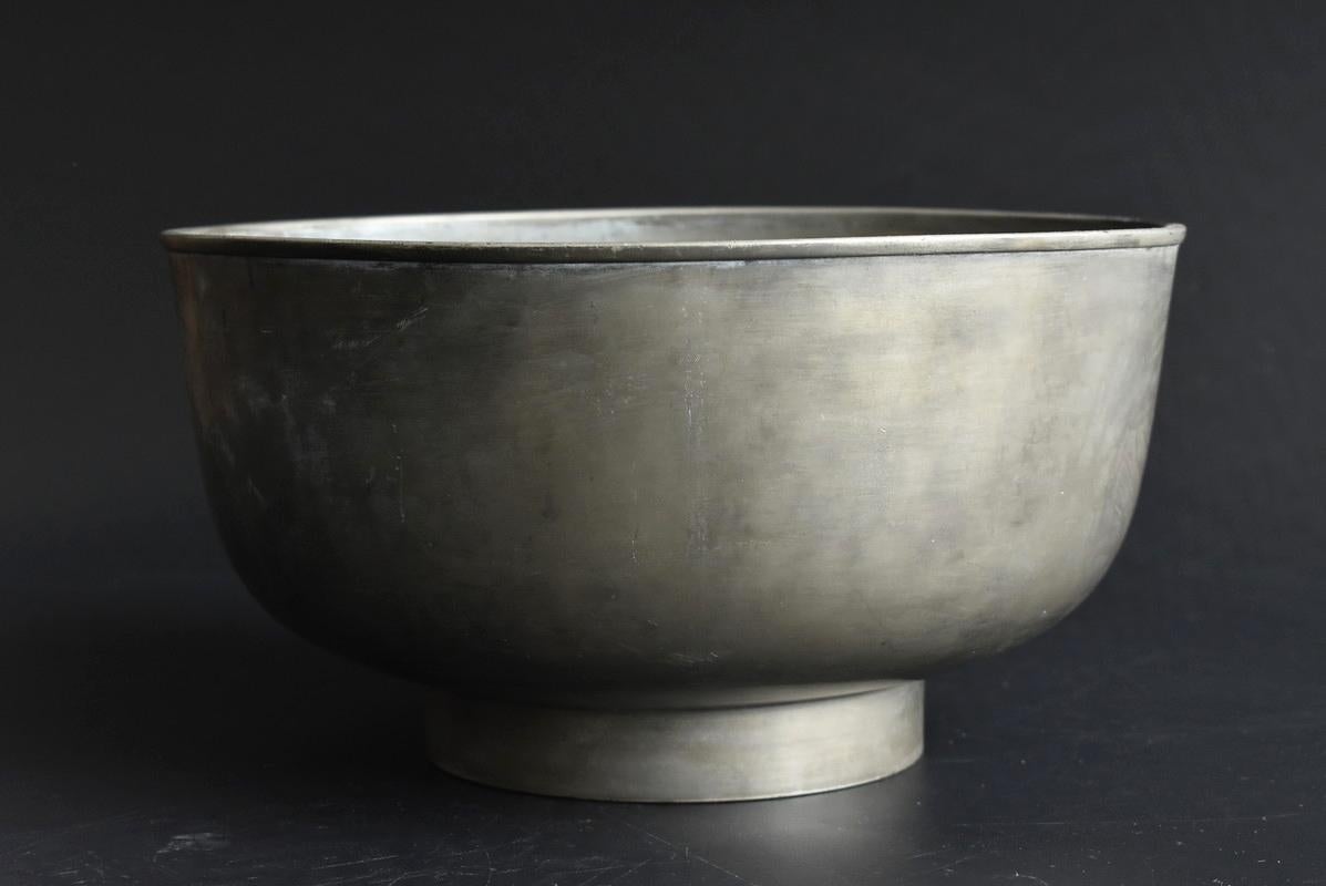 A tin bowl made around the Meiji era (1868-1912).

This is engraved when you look at the bottom of the bottle.
This seems to have been made in a workshop named 