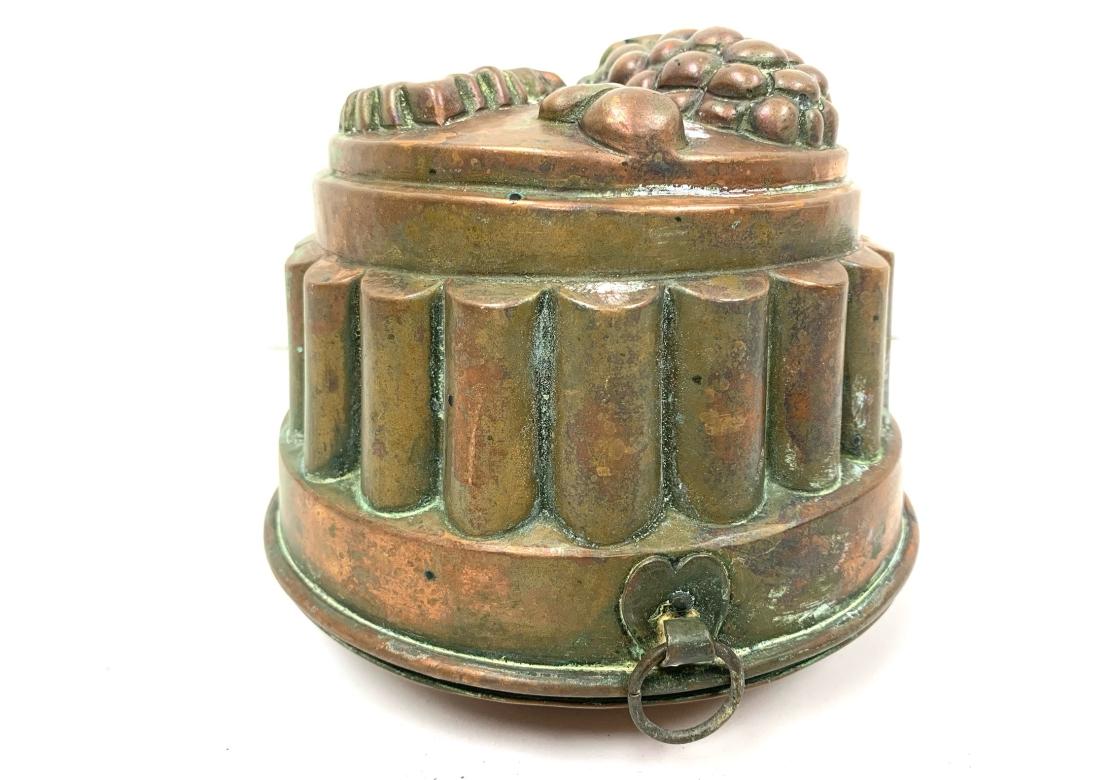 Antique Tin Lined Copper Jelly Mold With Grape Design In Distressed Condition For Sale In Bridgeport, CT