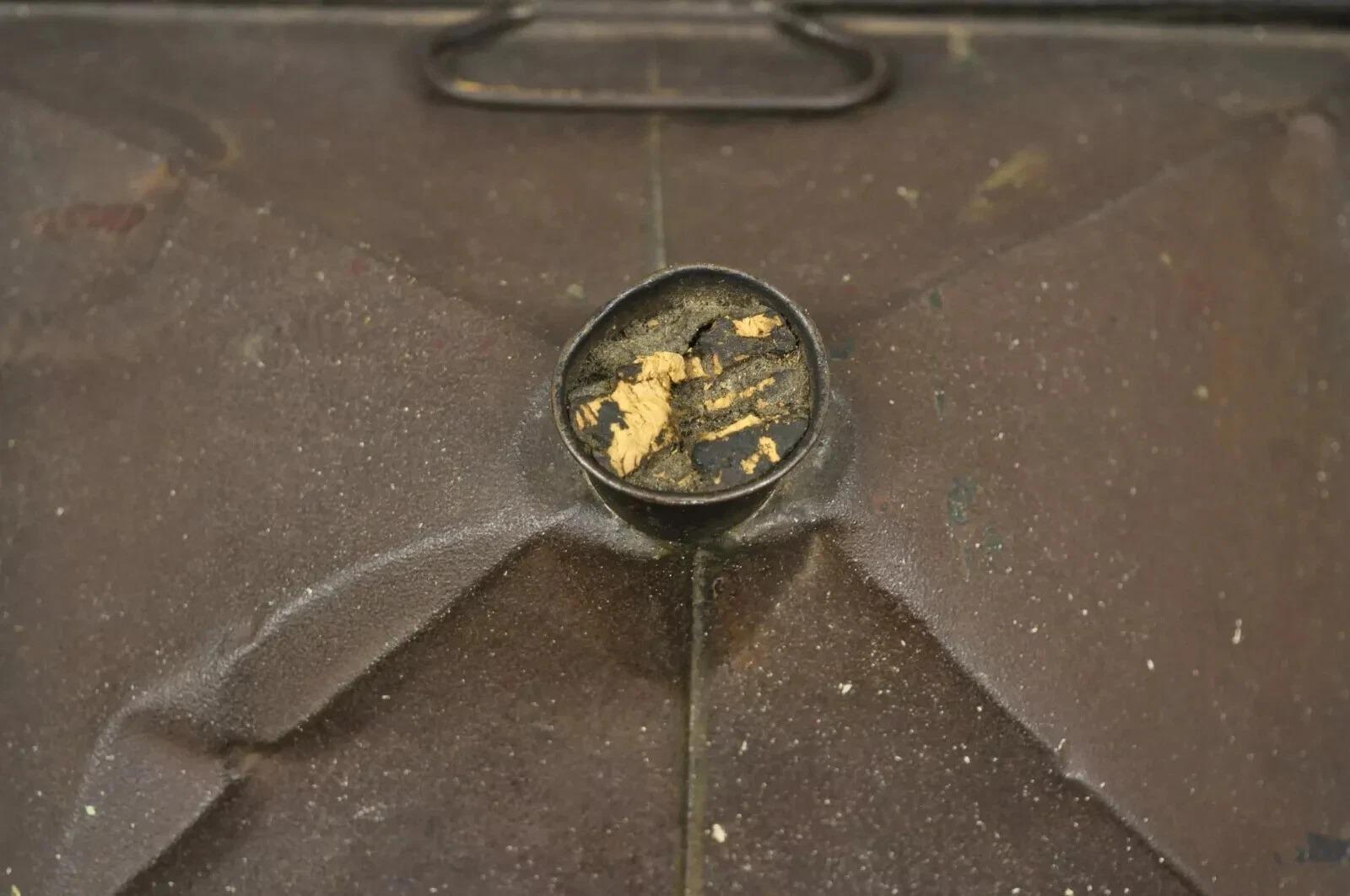 Antique Tin Metal Export Transport 5 Gallon Canister Container with Wood CaseAnt In Good Condition For Sale In Philadelphia, PA