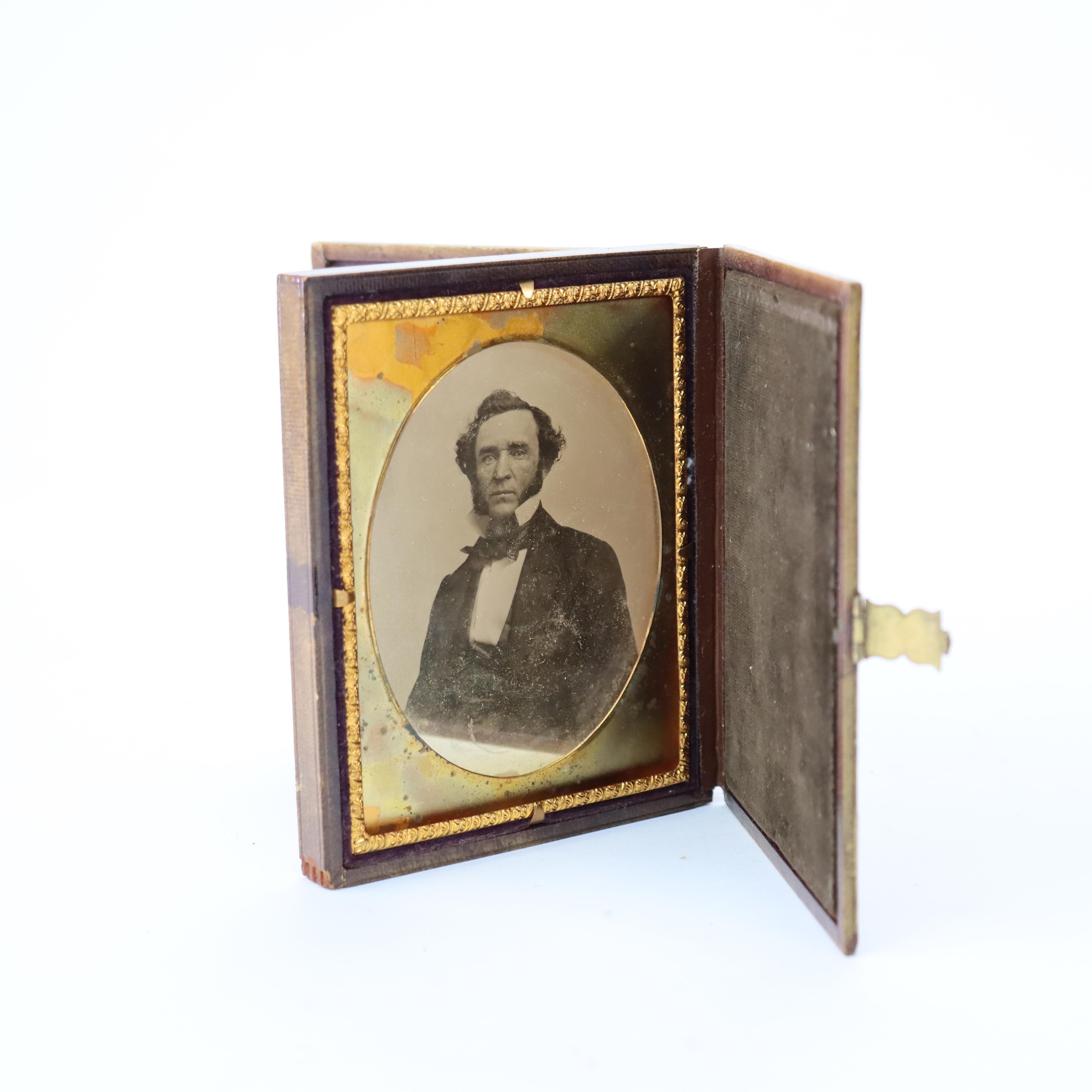 Antica fotografia di James Ambrose Cutting, pioniere della fotografia, di Mathew Brady in custodia di pelle, firmata nel 1850.   
Misure: 4,75