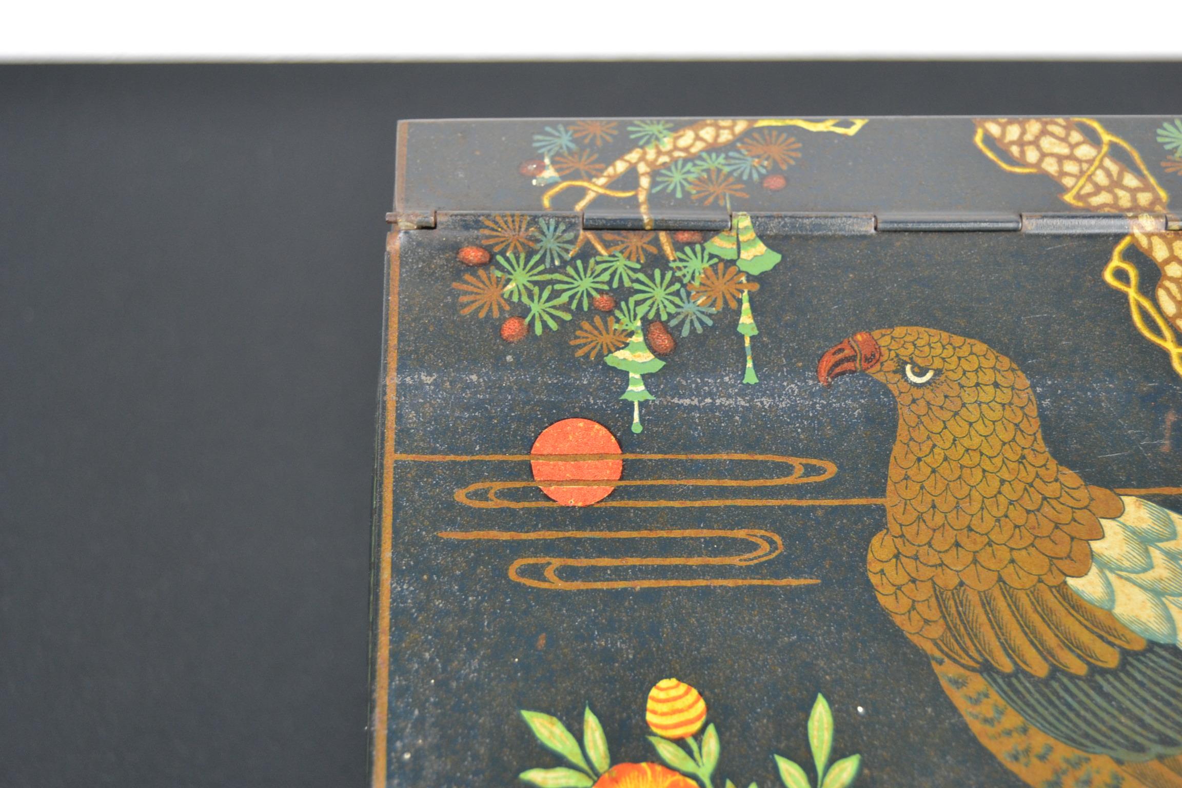 Antique Tin with Asian Birds, 1920s, The Netherlands In Good Condition In Antwerp, BE