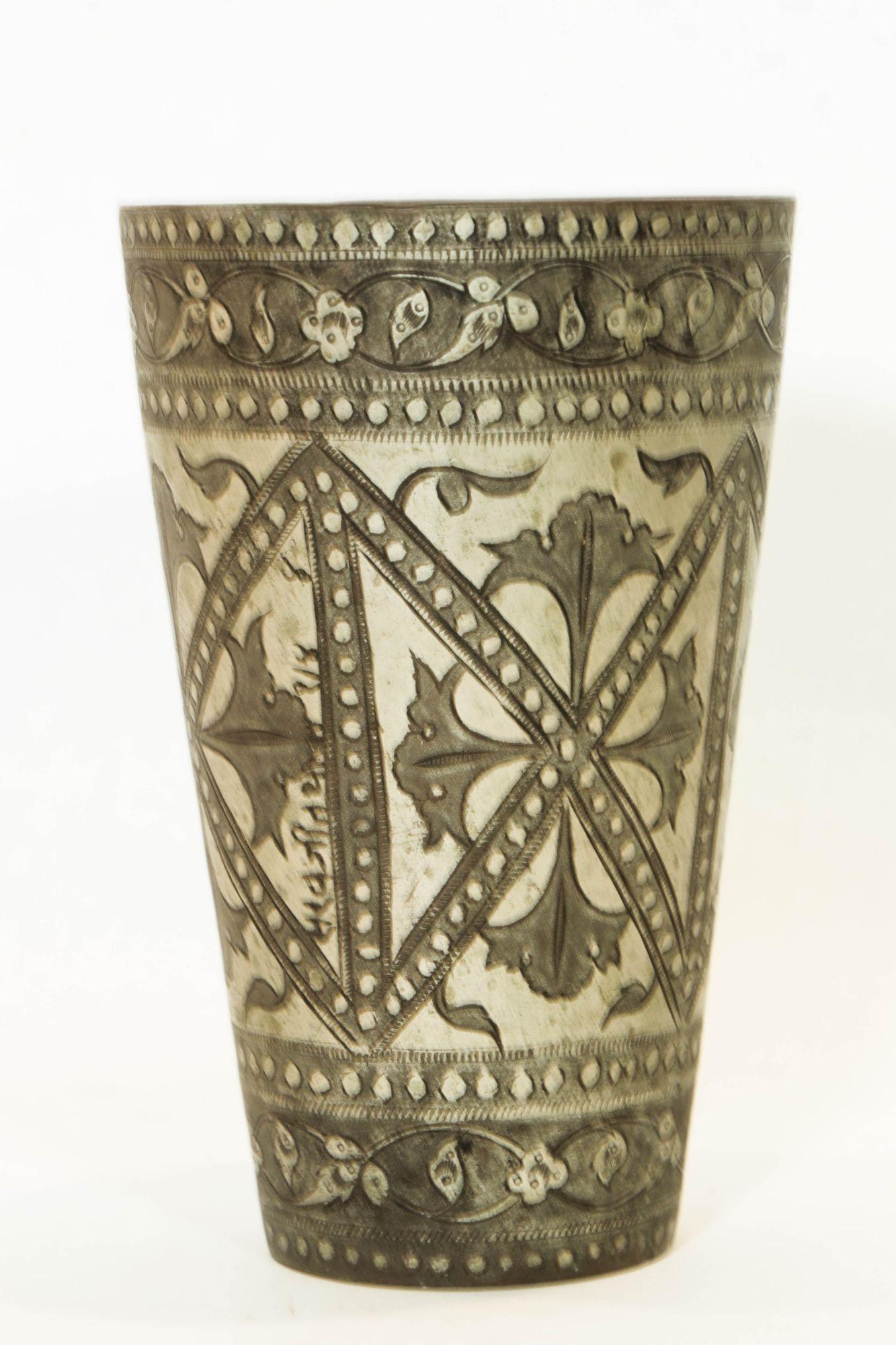 Vaso o vaso mogol antiguo de cobre estañado grabado de la India años 40 en venta 2