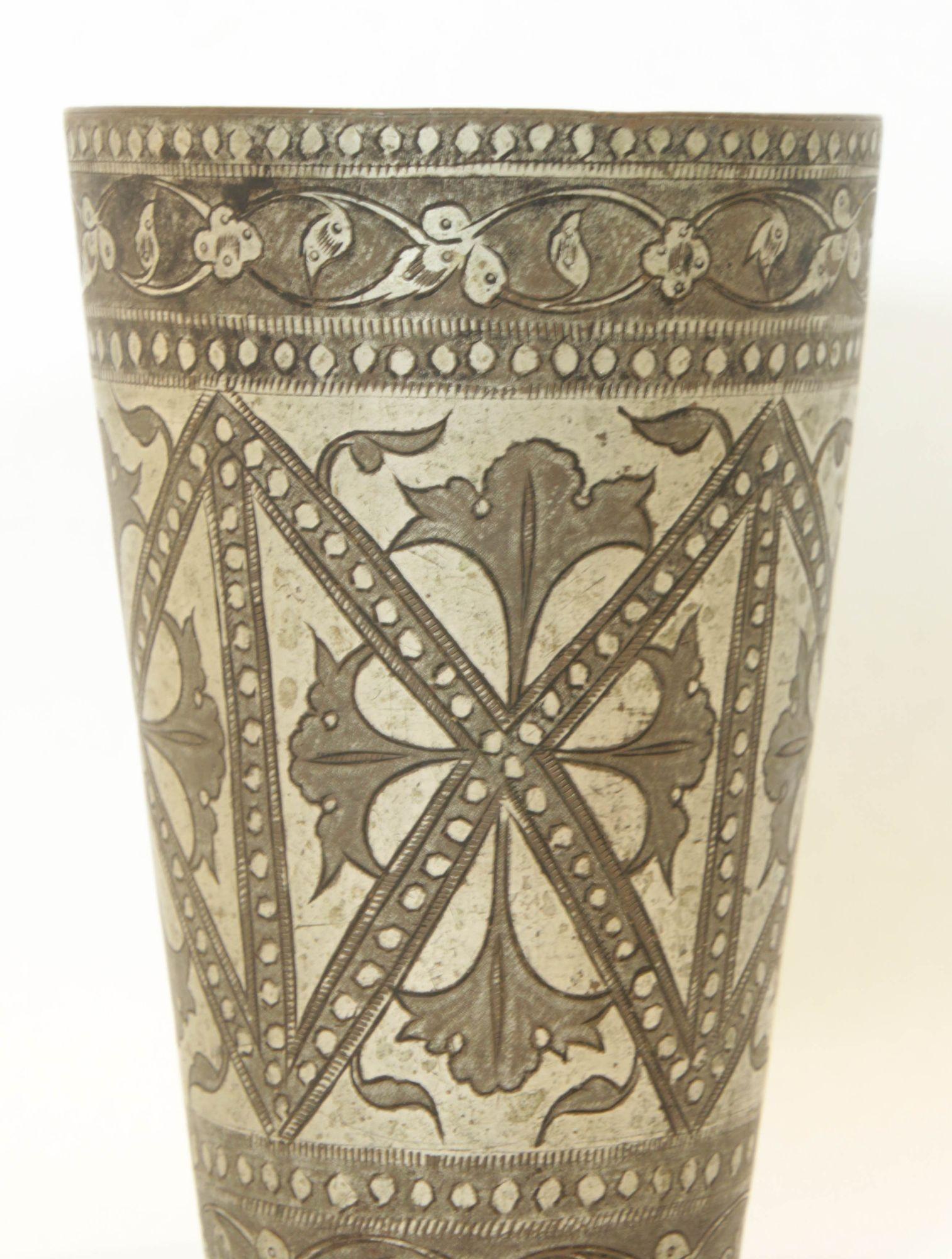 Vaso o vaso mogol antiguo de cobre estañado grabado de la India años 40 Indio en venta