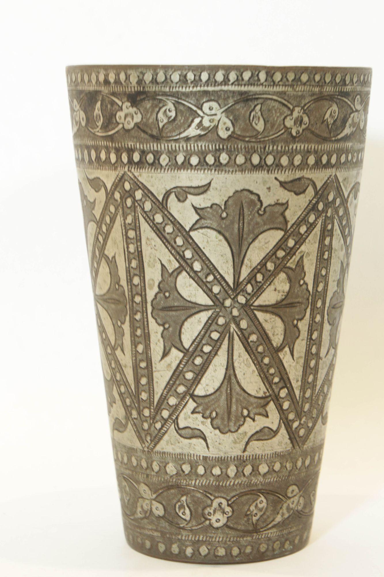 Vaso o vaso mogol antiguo de cobre estañado grabado de la India años 40 Tallado en venta