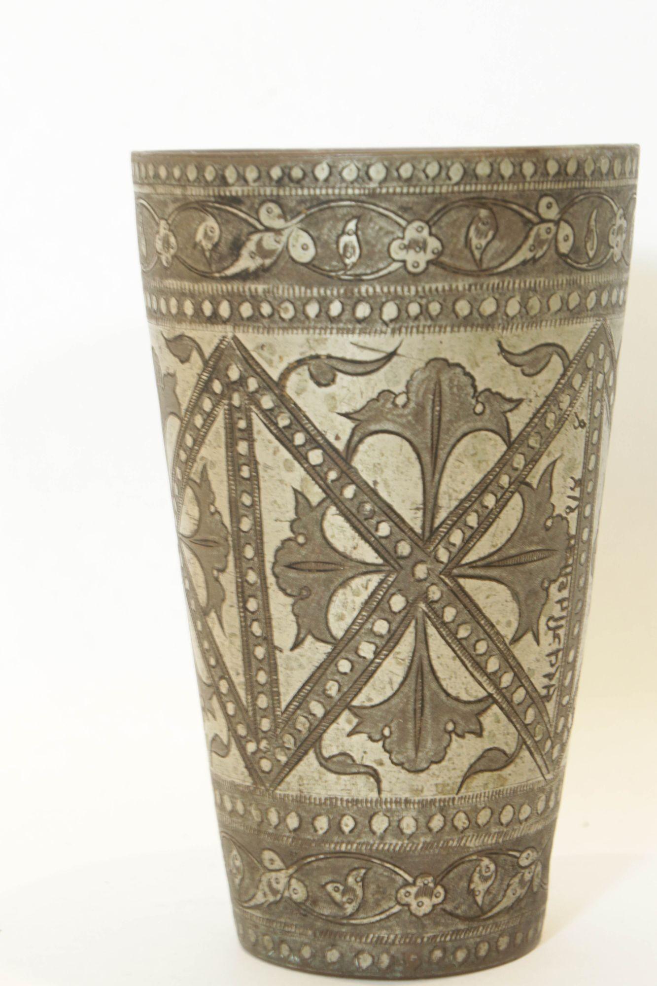 Vaso o vaso mogol antiguo de cobre estañado grabado de la India años 40 en Bueno estado para la venta en North Hollywood, CA