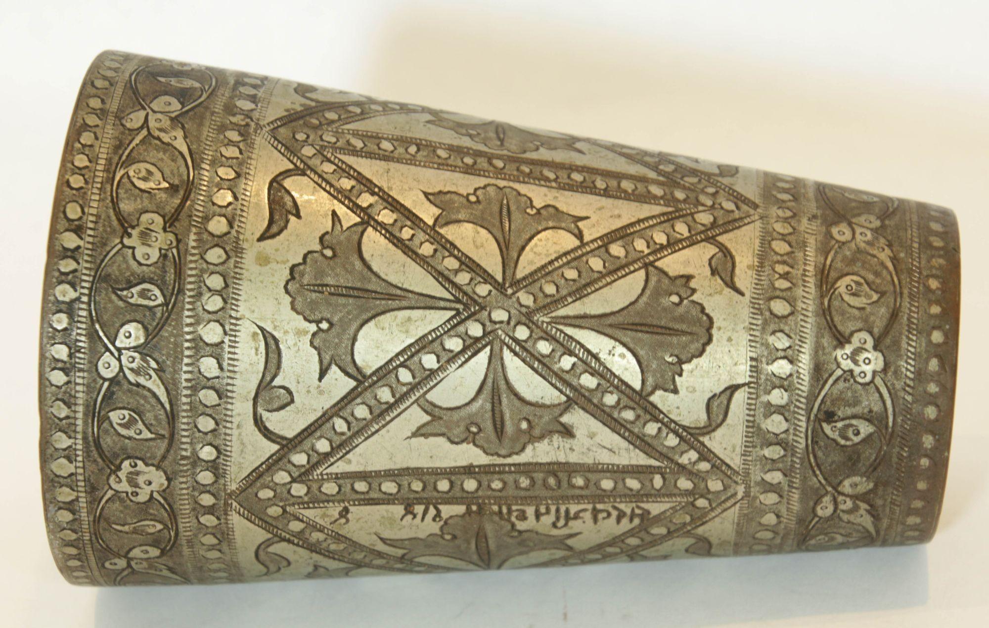 Vaso o vaso mogol antiguo de cobre estañado grabado de la India años 40 siglo XX en venta