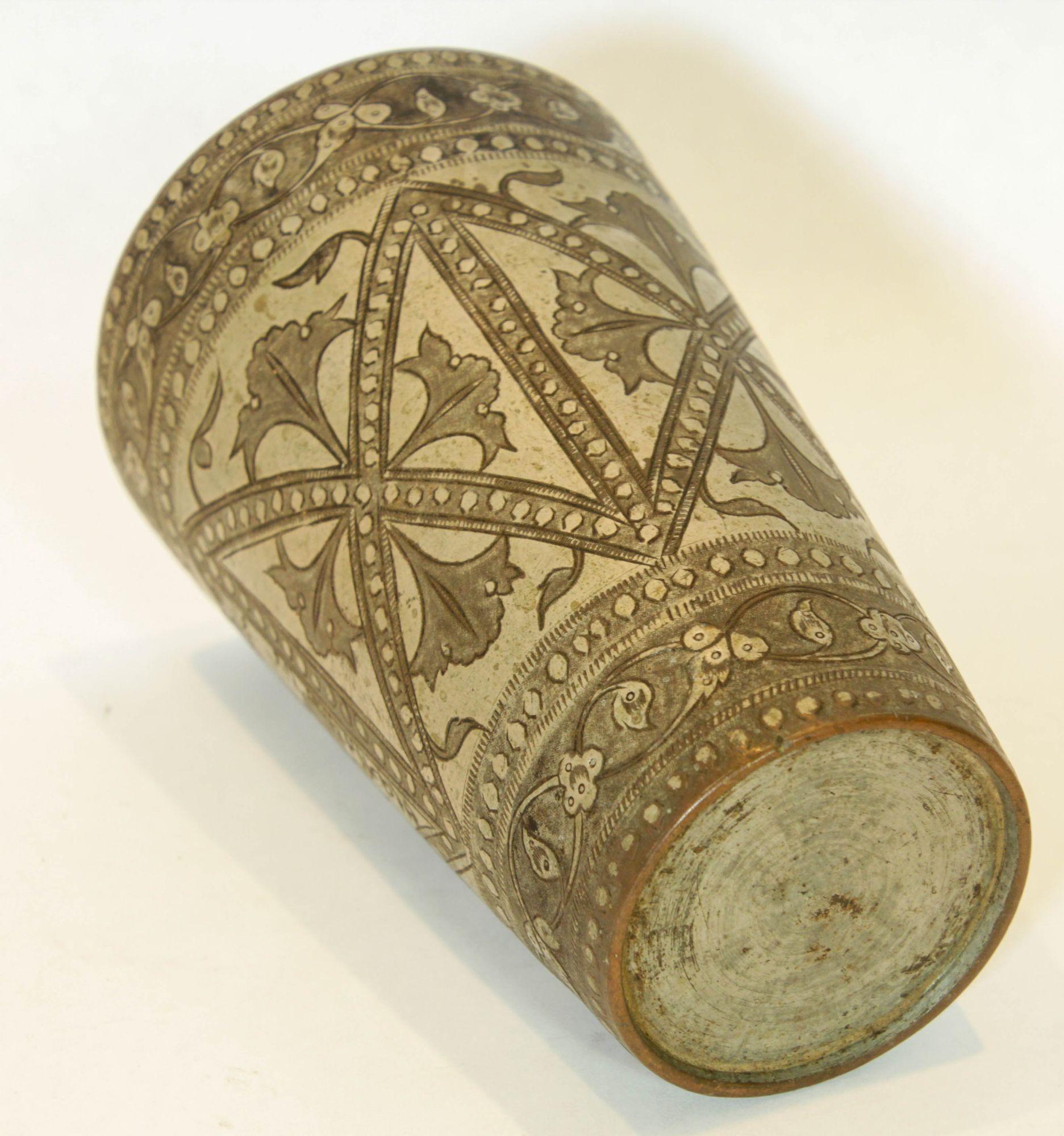 Vaso o vaso mogol antiguo de cobre estañado grabado de la India años 40 Metal en venta